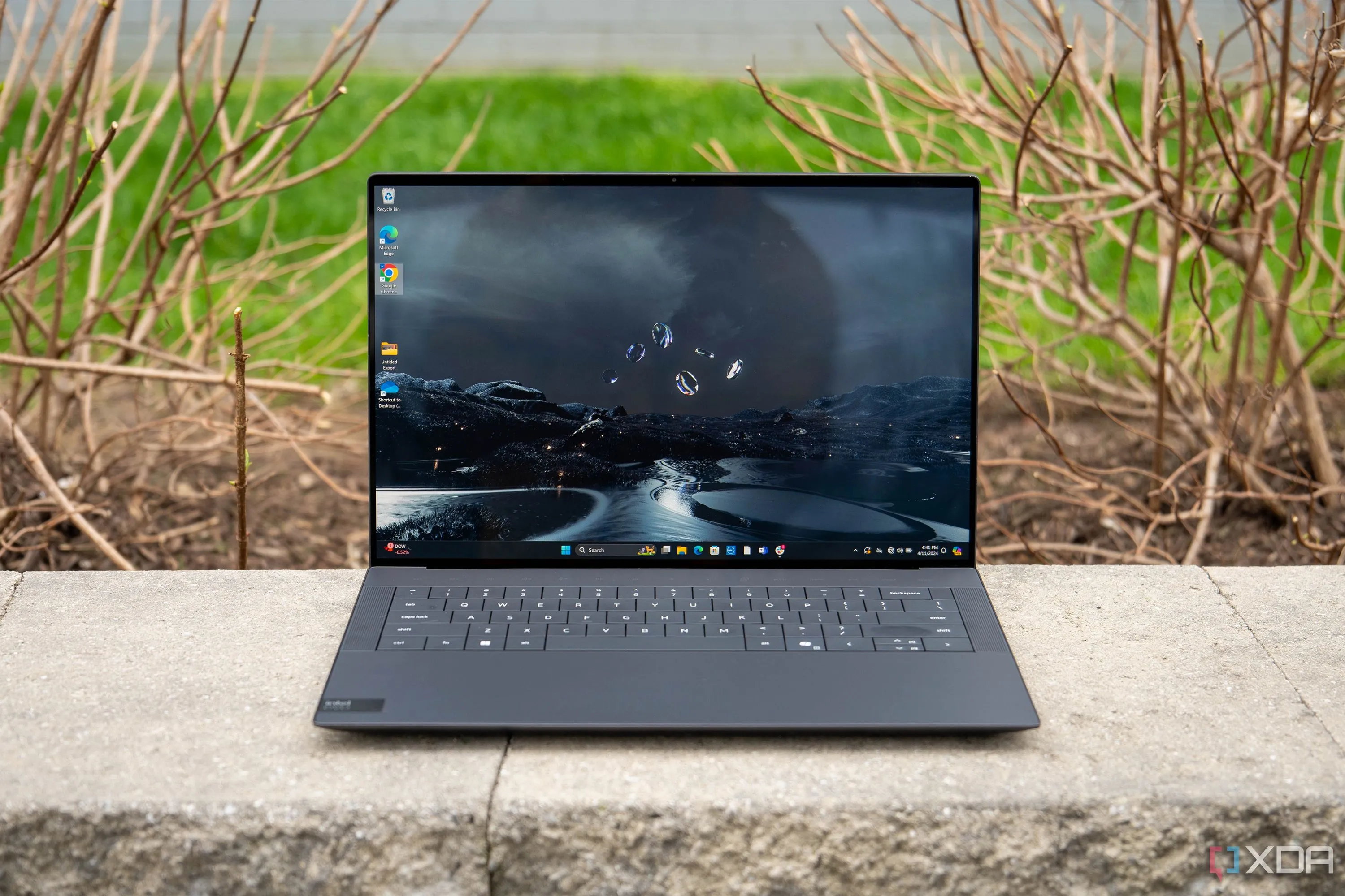 Laptop Dell XPS 14 hiển thị màn hình nền, nhắc nhở về nguy cơ malware tiềm ẩn dù có Pi-hole