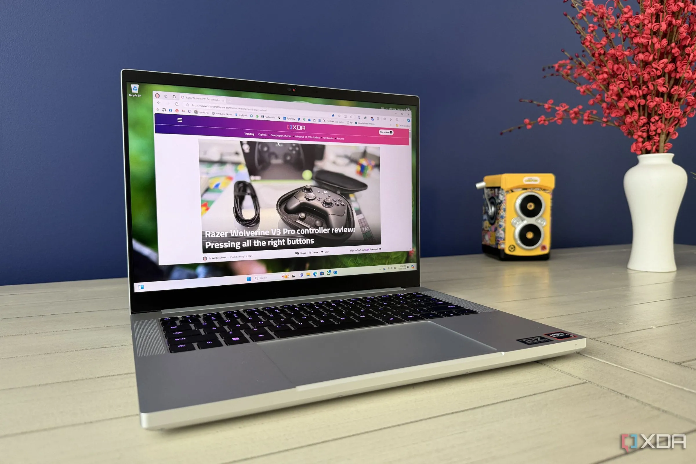 Laptop gaming Razer Blade 14 (model 2024) đặt trên bàn, đại diện cho hệ điều hành Windows