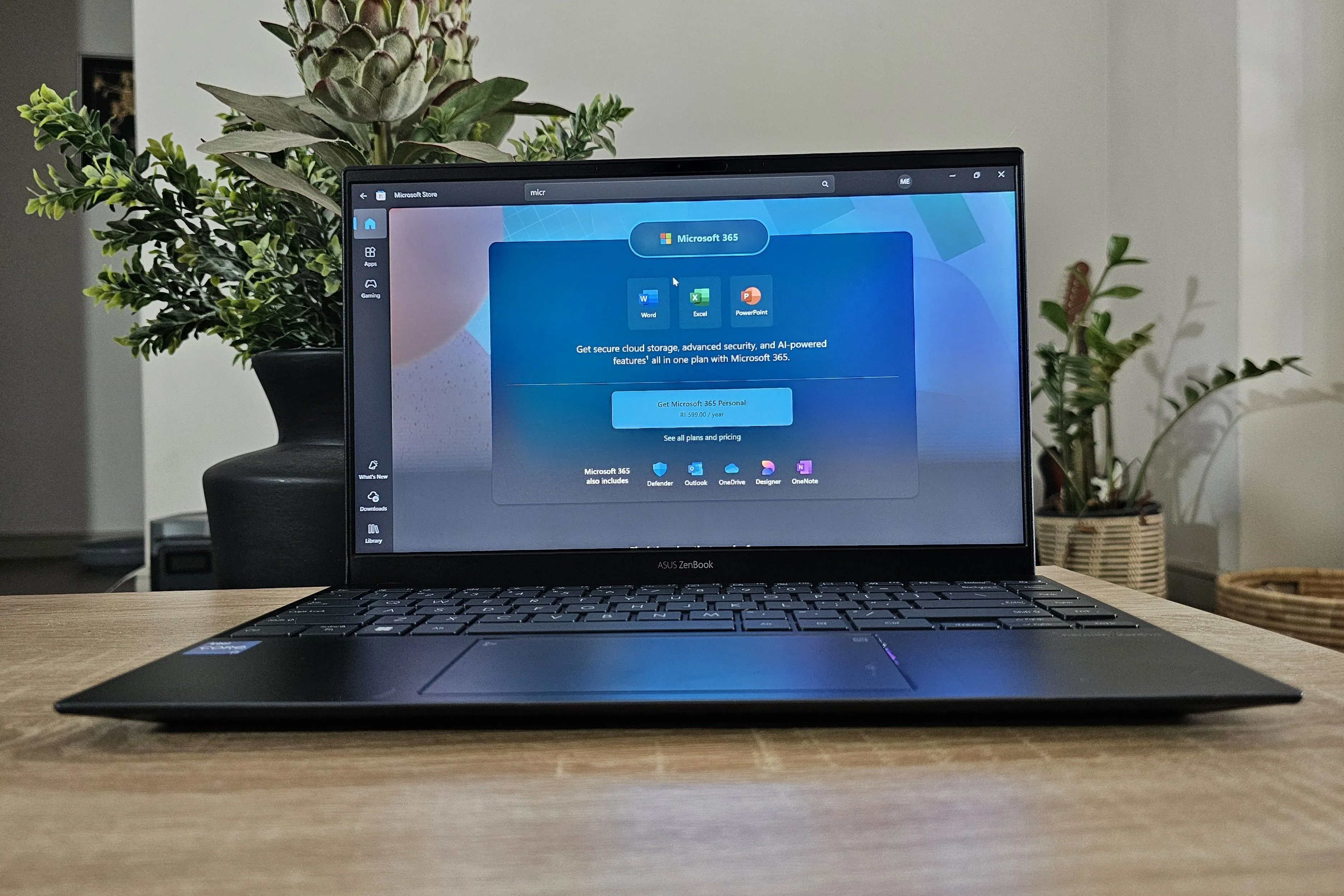Laptop hiển thị trang ứng dụng Microsoft 365 với các biểu tượng Word, Excel, PowerPoint