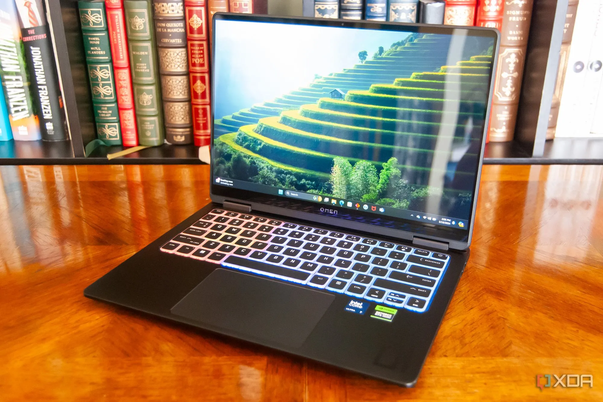 Laptop HP Omen Transcend 14 (2024) nhìn từ góc trước