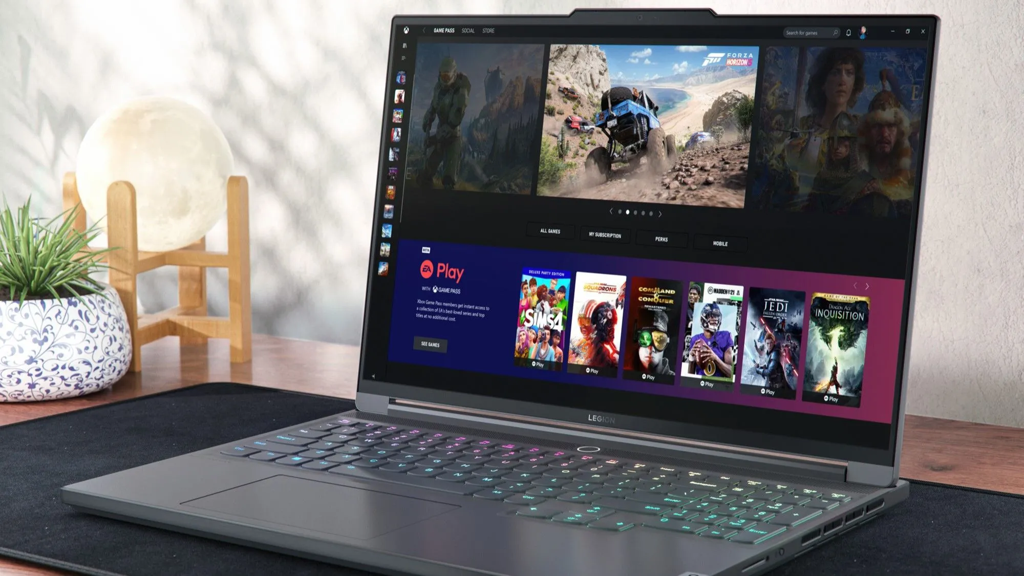 Laptop Legion Slim 7i hiển thị giao diện Xbox Game Pass, một yếu tố cạnh tranh với Steam