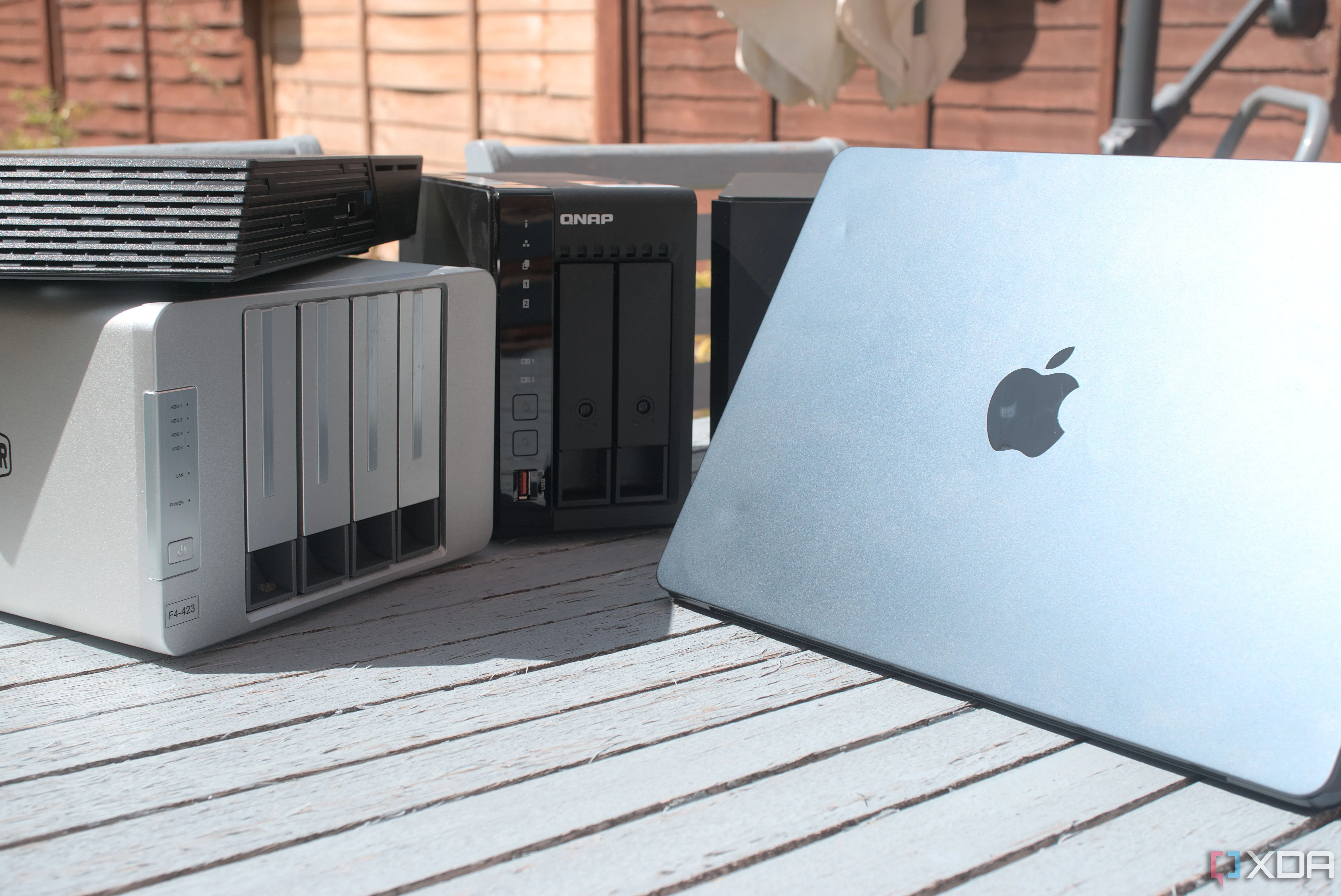 Laptop MacBook Air kết nối với hệ thống NAS, thể hiện việc truy cập và sao lưu dữ liệu tập trung