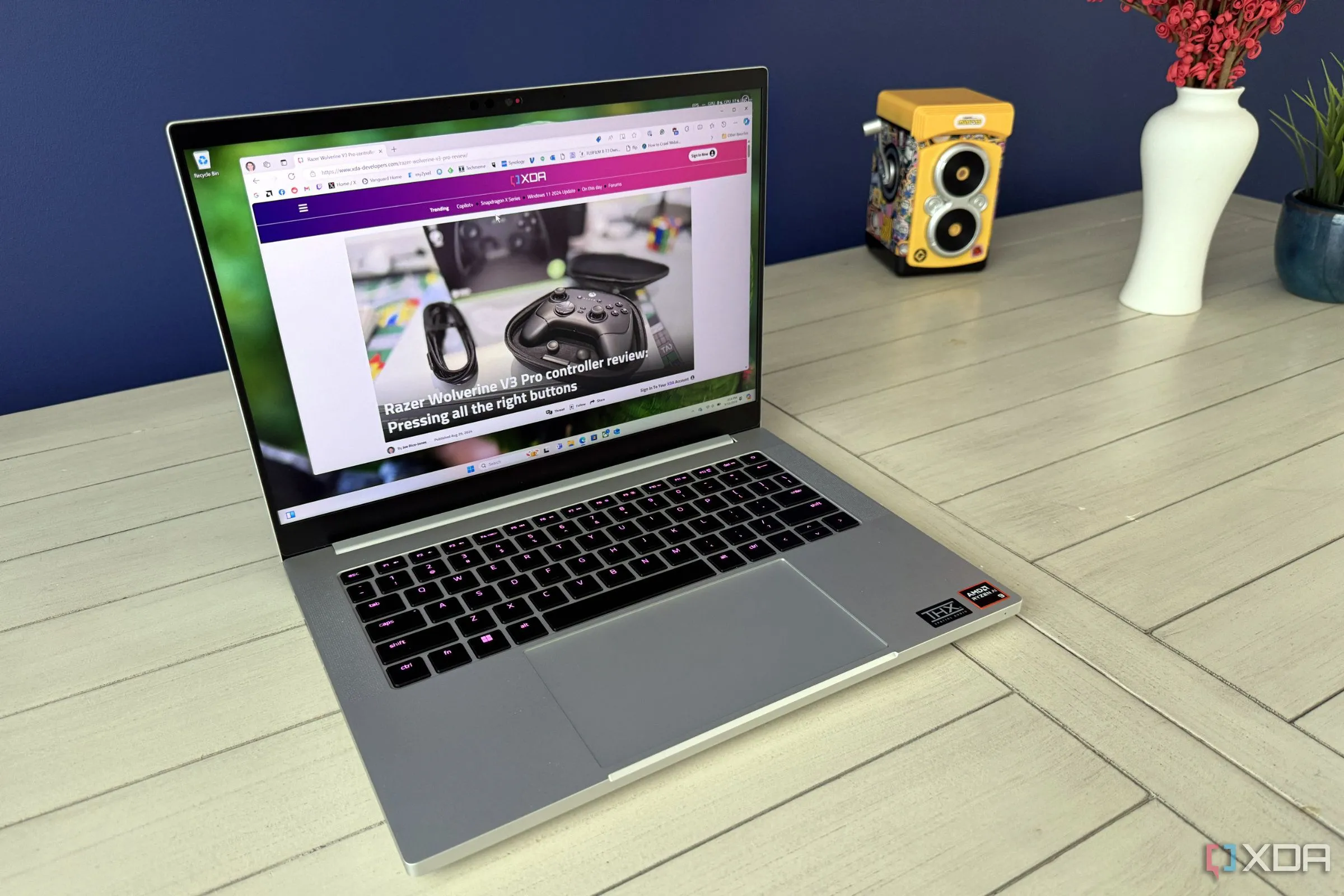 Laptop Razer Blade 14 2024 hiển thị trang web XDA Developers, minh họa tuổi thọ thiết bị