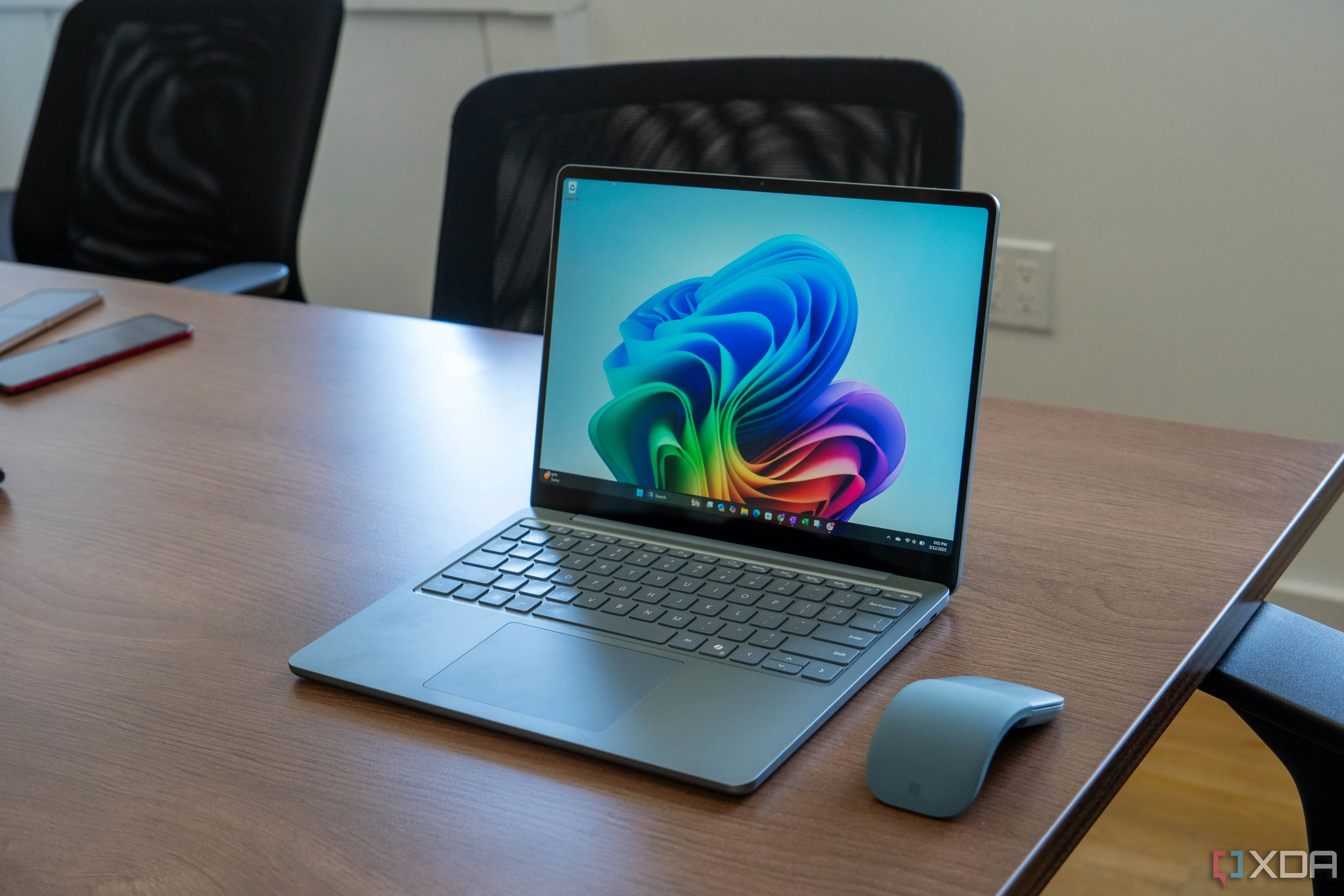 Laptop Surface 13 inch với giao diện Windows 11, minh họa vấn đề nâng cấp hệ điều hành
