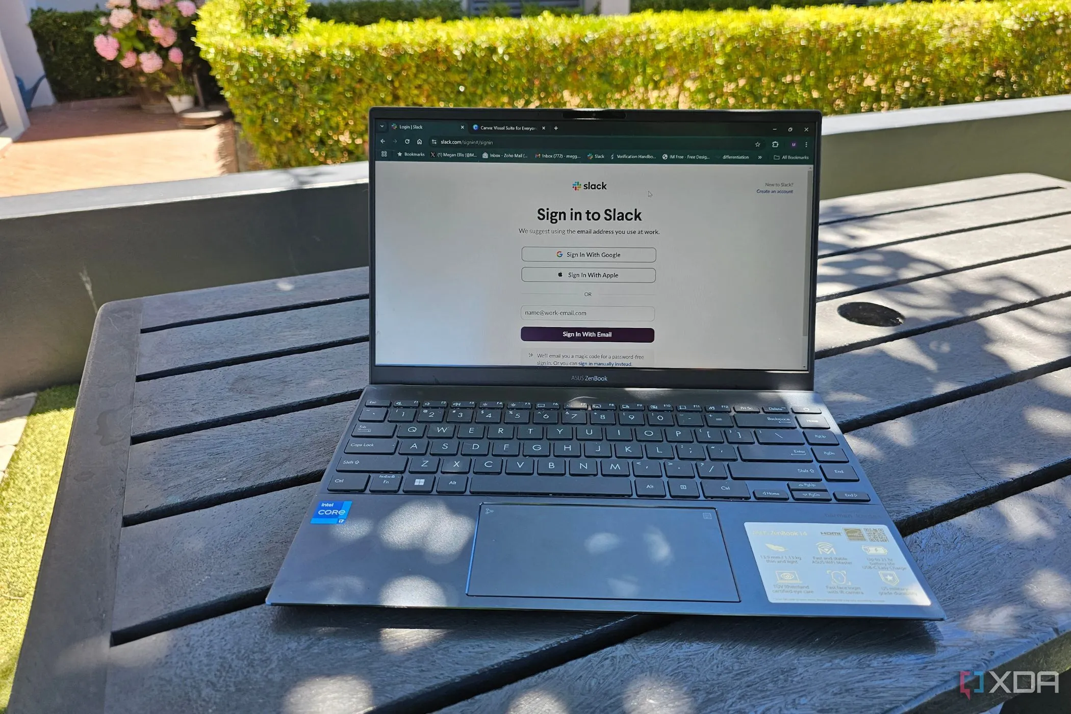 Laptop với màn hình E Ink hiển thị Slack dưới trời nắng, dễ nhìn
