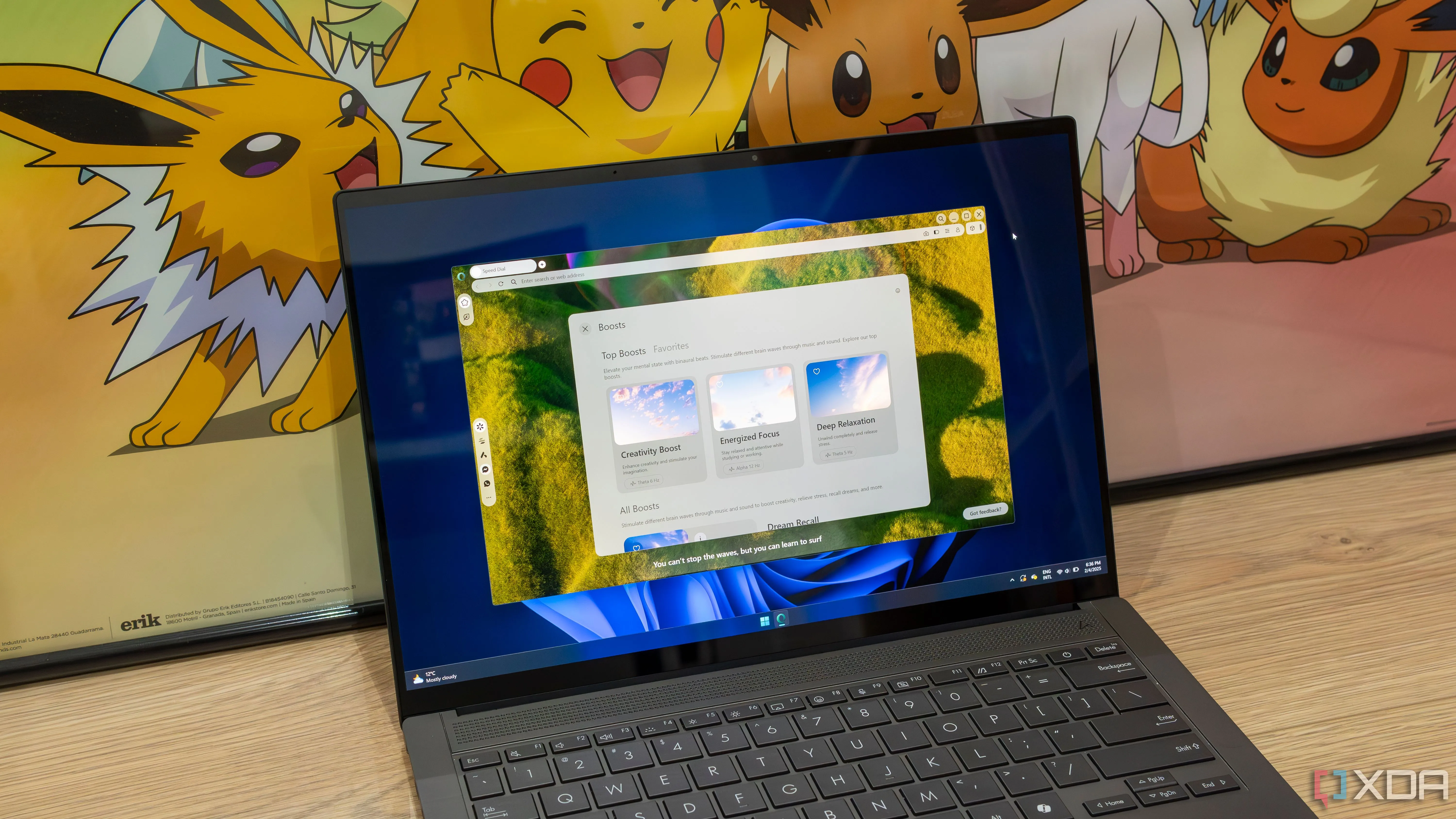 Laptop Windows 11 chạy Opera Air hiển thị các bản nhạc tăng cường
