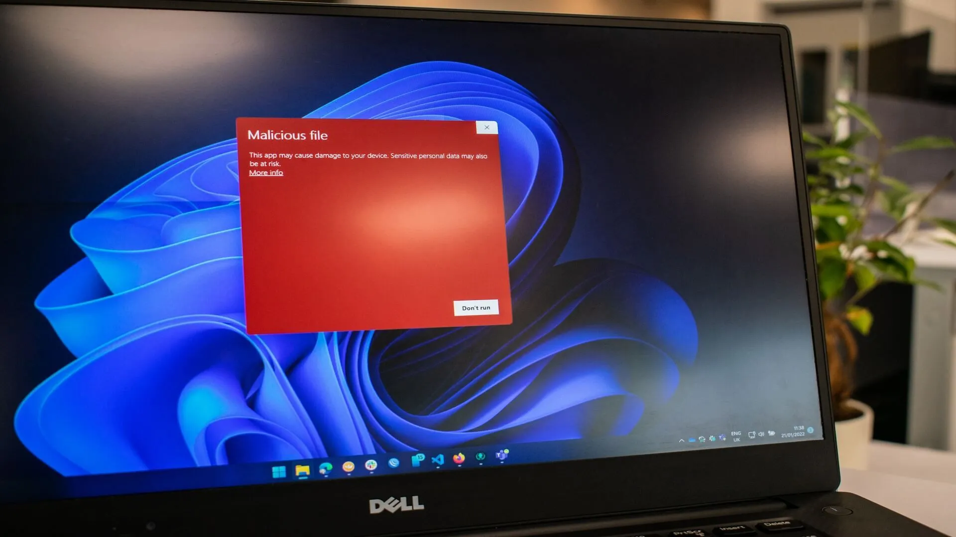 Laptop Windows 11 hiển thị cảnh báo file độc hại