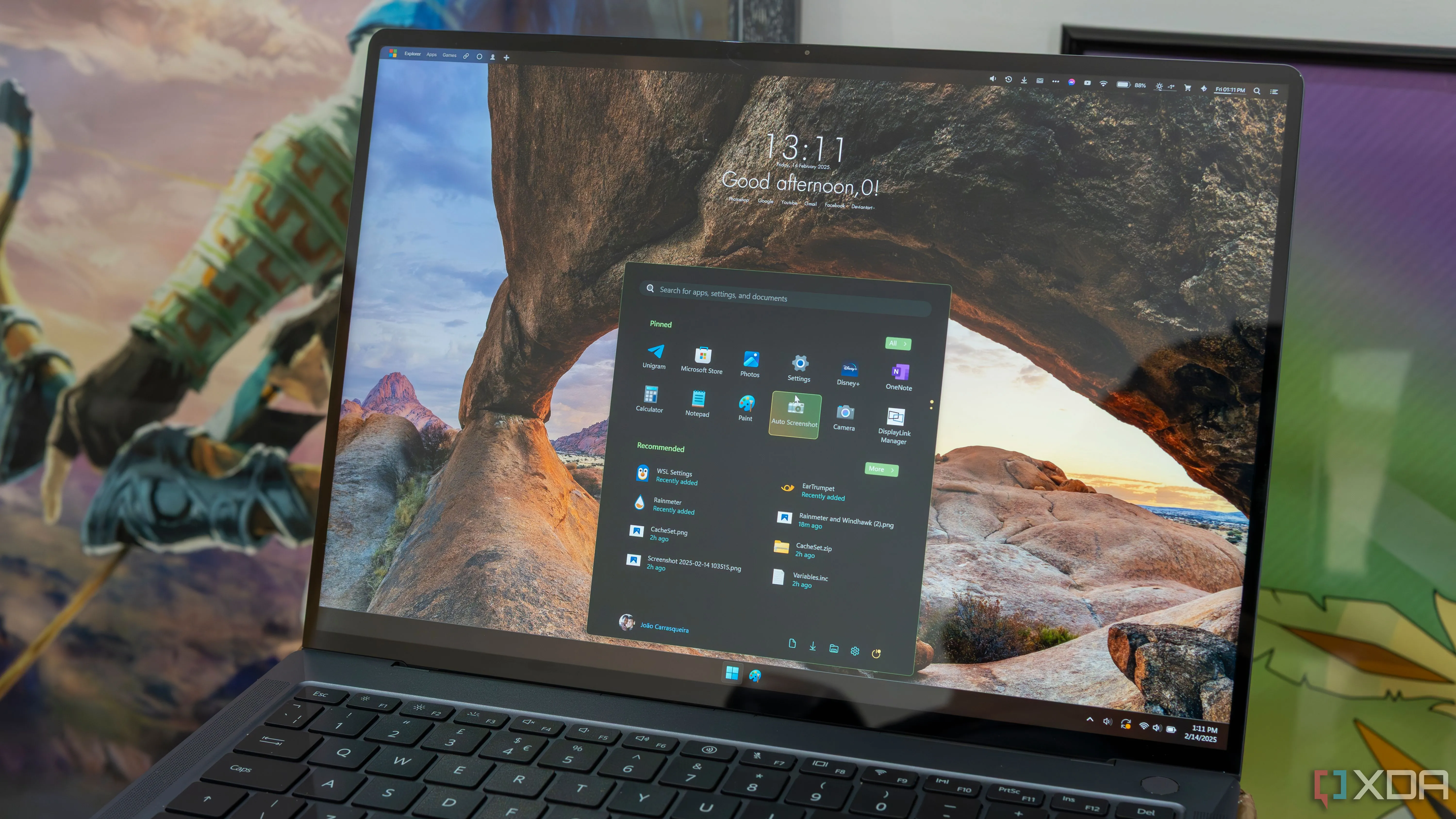 Laptop Windows 11 với giao diện tùy chỉnh bởi Windhawk và Rainmeter