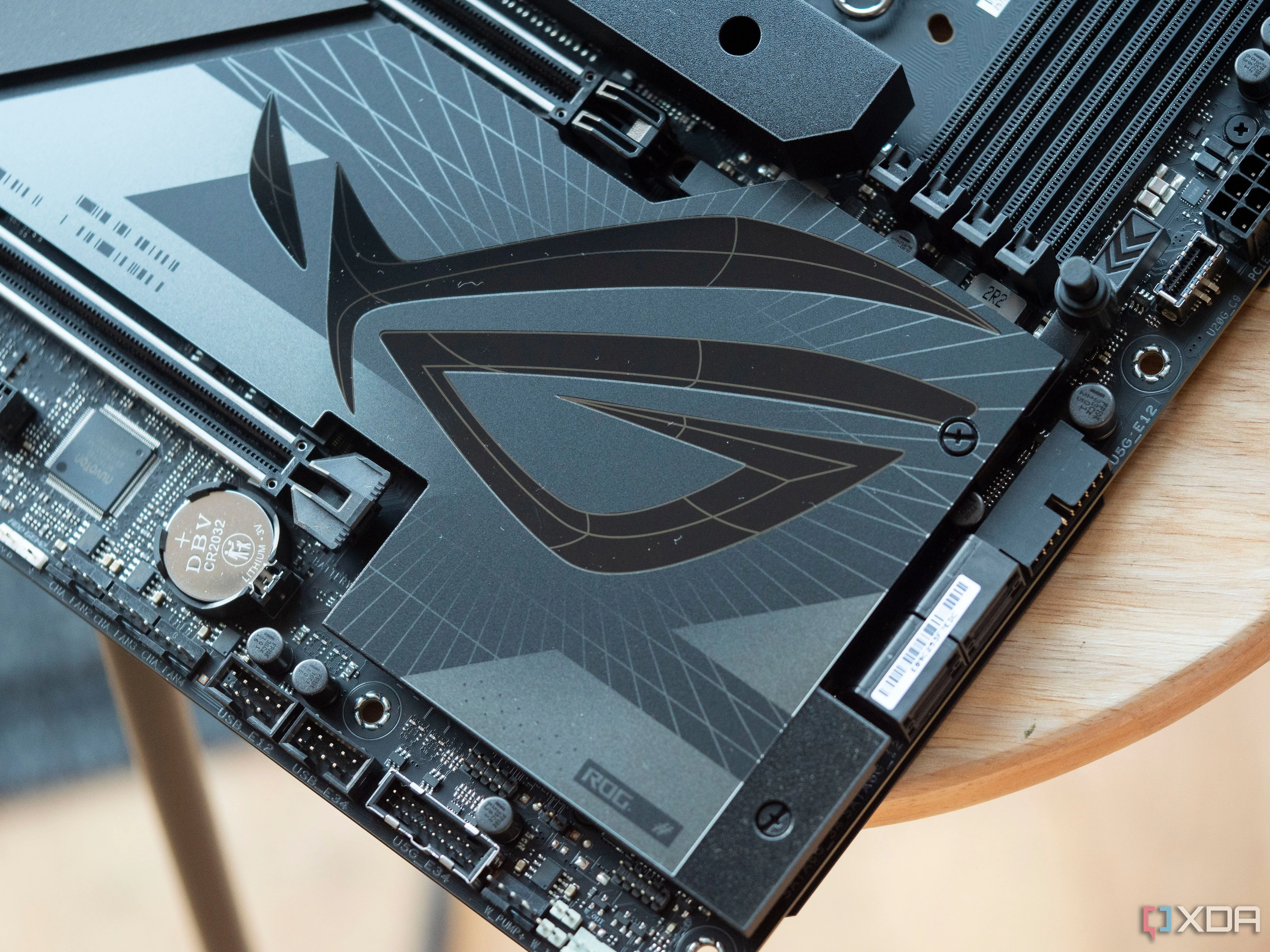 Logo ASUS ROG trên bo mạch chủ Maximus Z790 Dark Hero, minh họa các tính năng bo mạch chủ có thể chỉ là chiêu trò marketing.