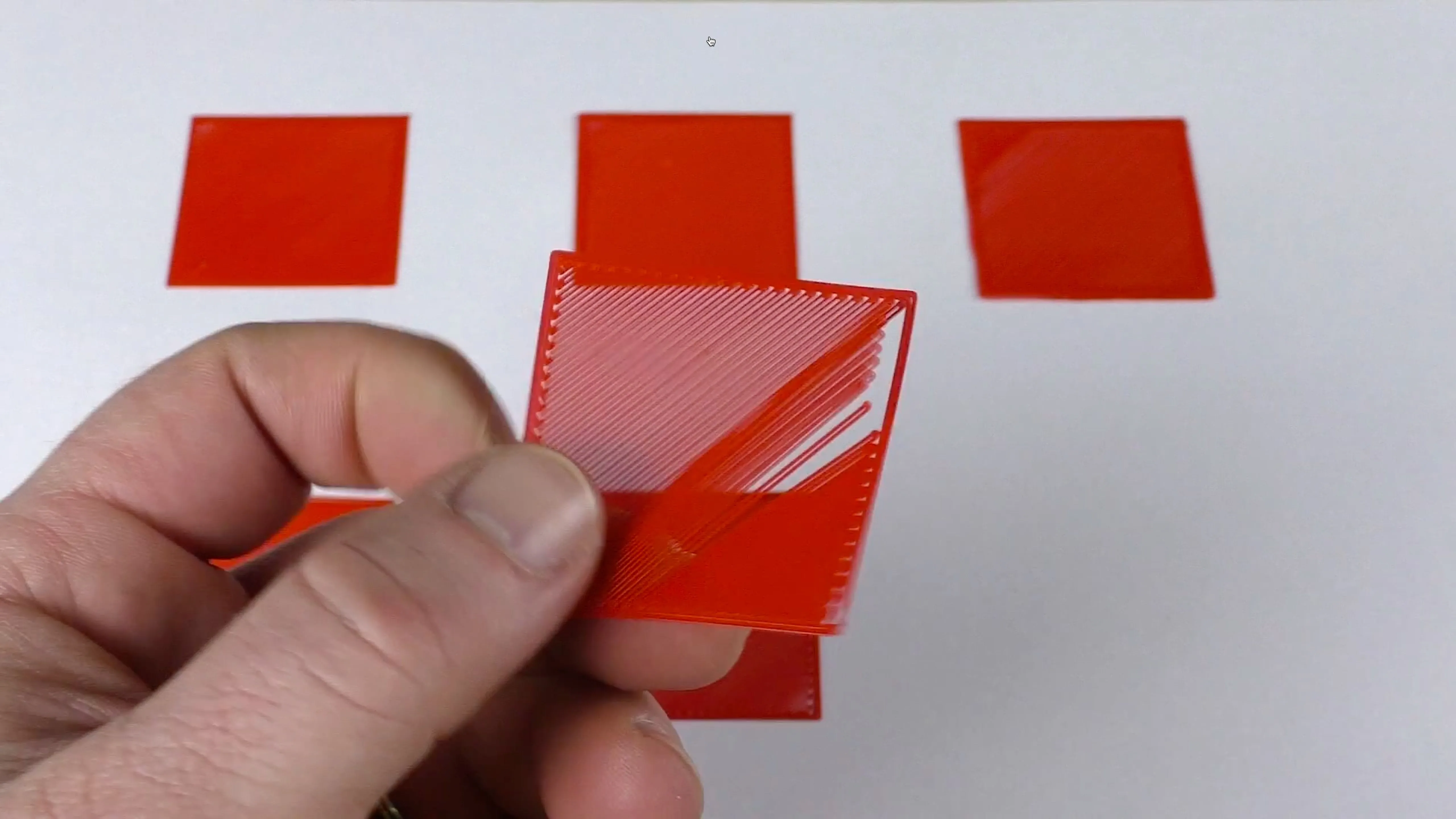 Lớp in 3D bị hở và không đều do vòi phun quá cao so với bàn in