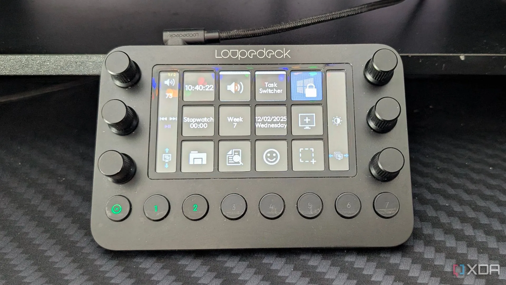 Loupedeck macro pad hiển thị các cài đặt phím tắt cơ bản của Windows