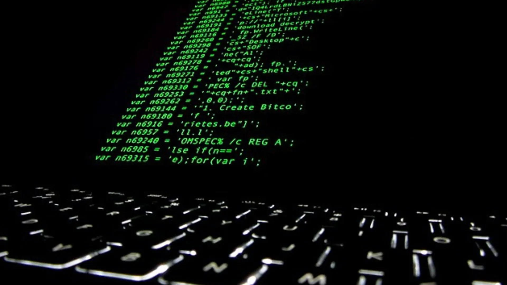Mã nguồn của phần mềm ransomware hiển thị trên màn hình máy tính, minh họa nguy cơ từ phần mềm lậu