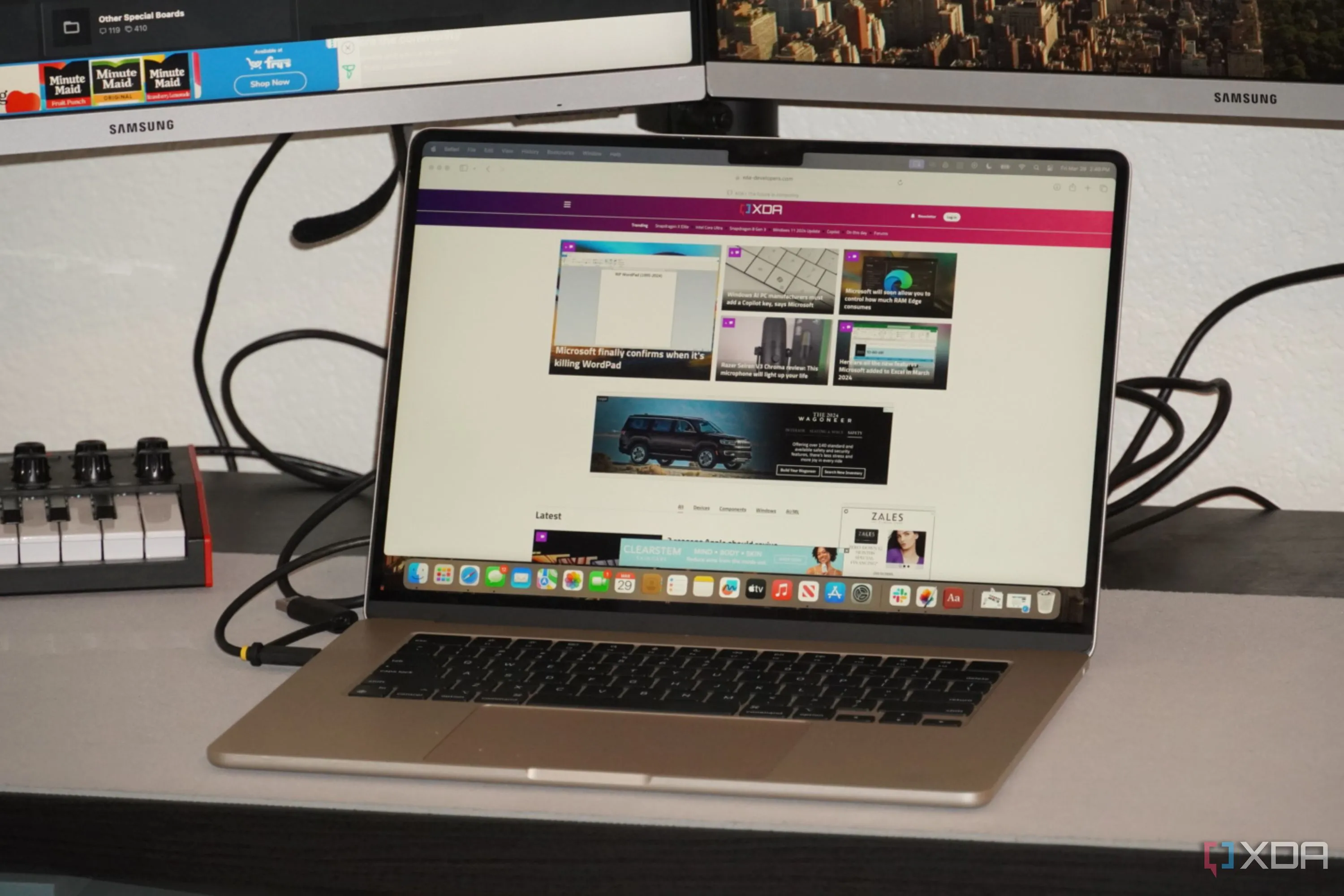 MacBook kết nối với bộ chuyển đổi StarTech, minh họa sự tích hợp phần cứng của Apple
