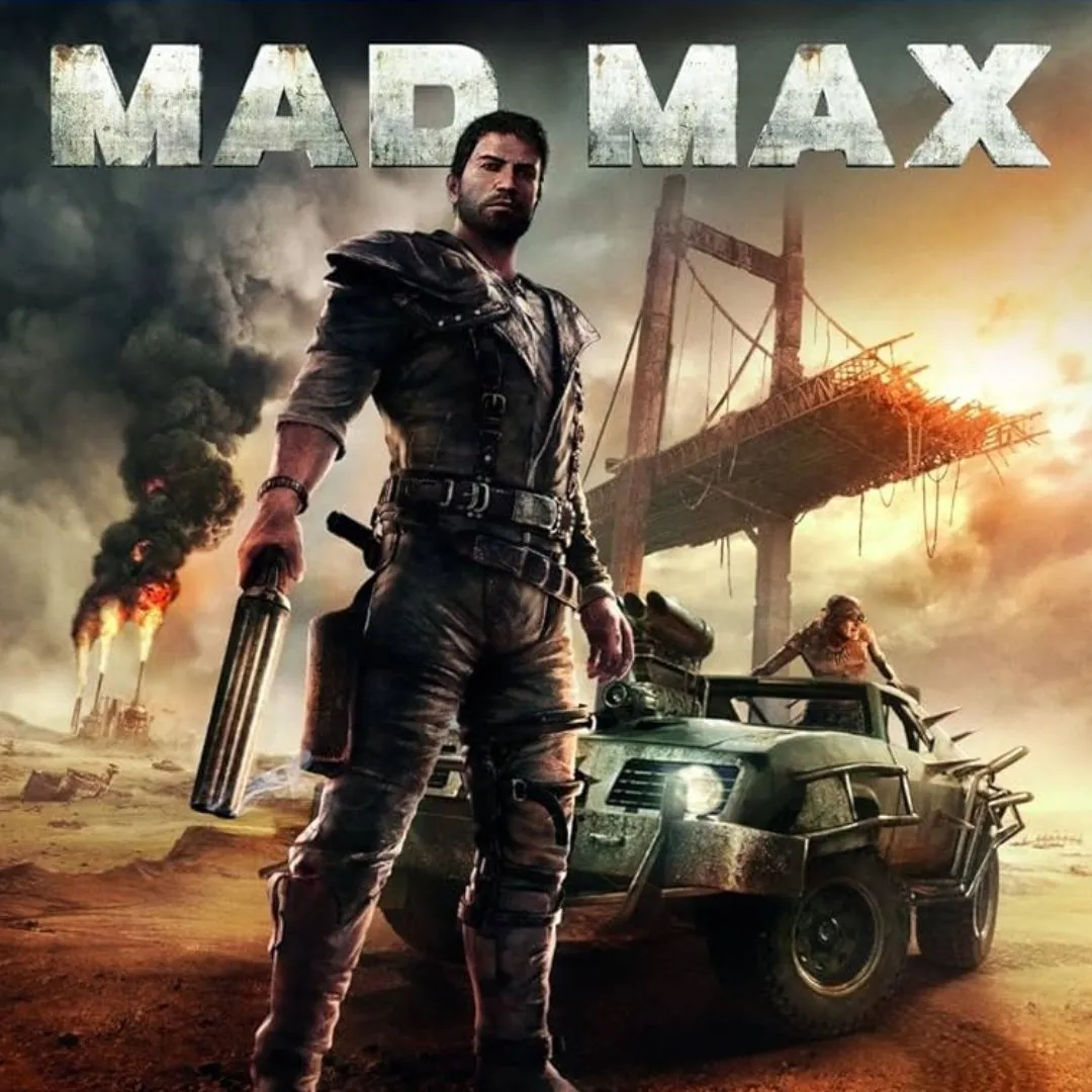 Mad Max đang đứng giữa sa mạc hoang tàn cùng chiếc xe đặc trưng của mình, thể hiện không khí hậu tận thế của game.