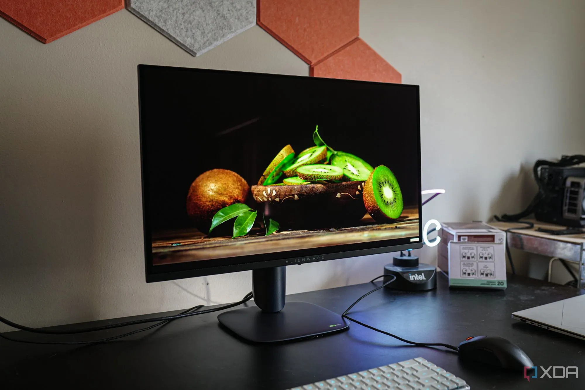 Màn hình Alienware AW2725Q hiển thị nội dung HDR với màu sắc rực rỡ và độ tương phản cao