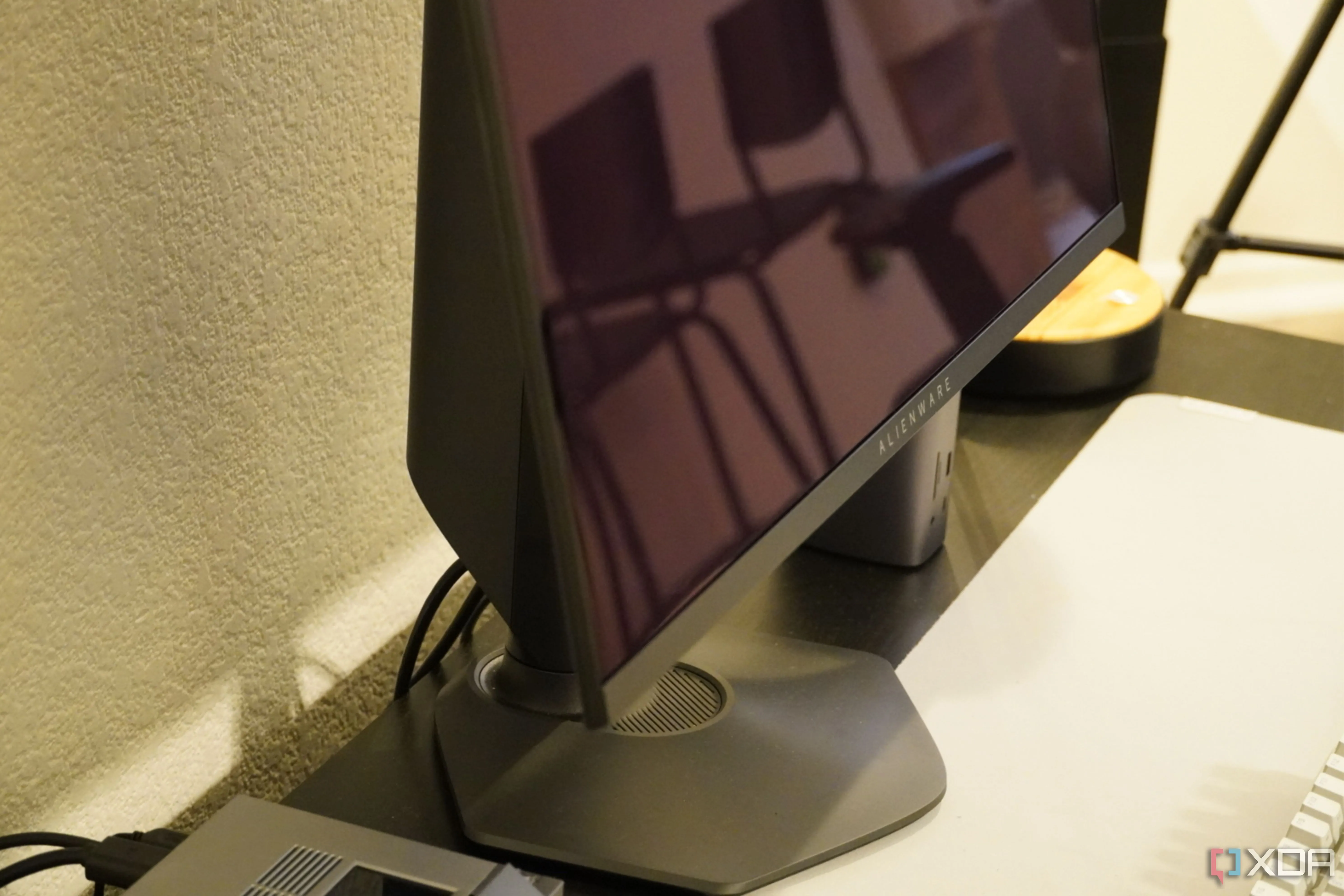 Màn hình Alienware QD-OLED 27 với phần dưới cùng của màn hình hiển thị