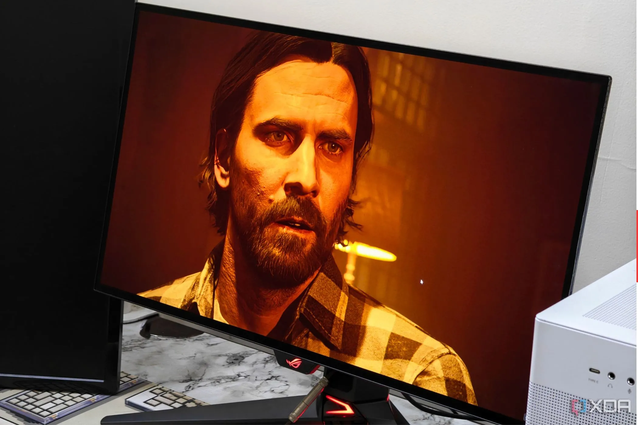 Màn hình Asus ROG Swift PG27AQDM OLED hiển thị cảnh game Alan Wake 2 với độ tương phản sâu và màu sắc sống động