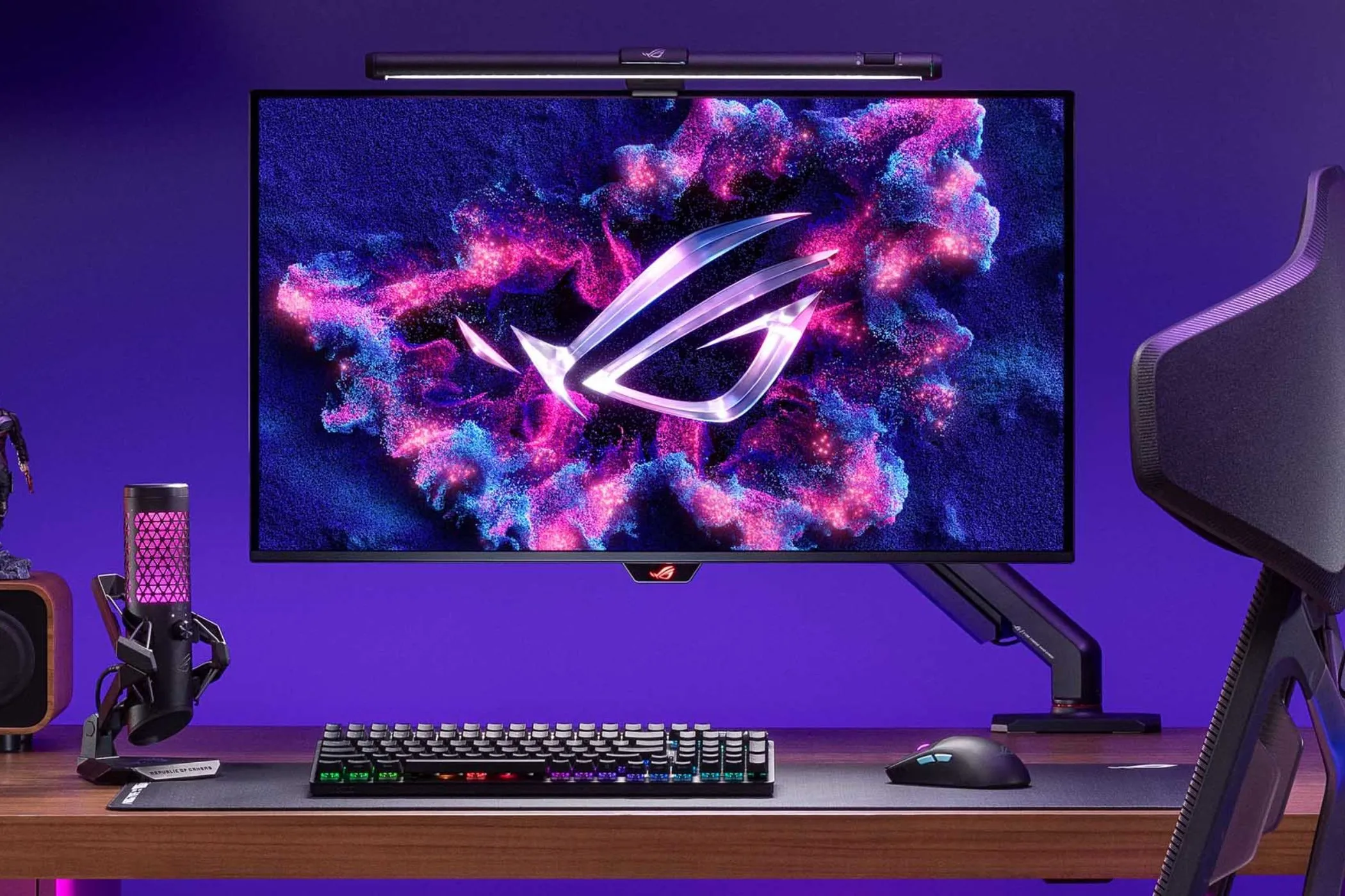 Màn hình ASUS ROG Swift PG32UCDM đặt trên chân đế vững chắc, phù hợp cho không gian gaming