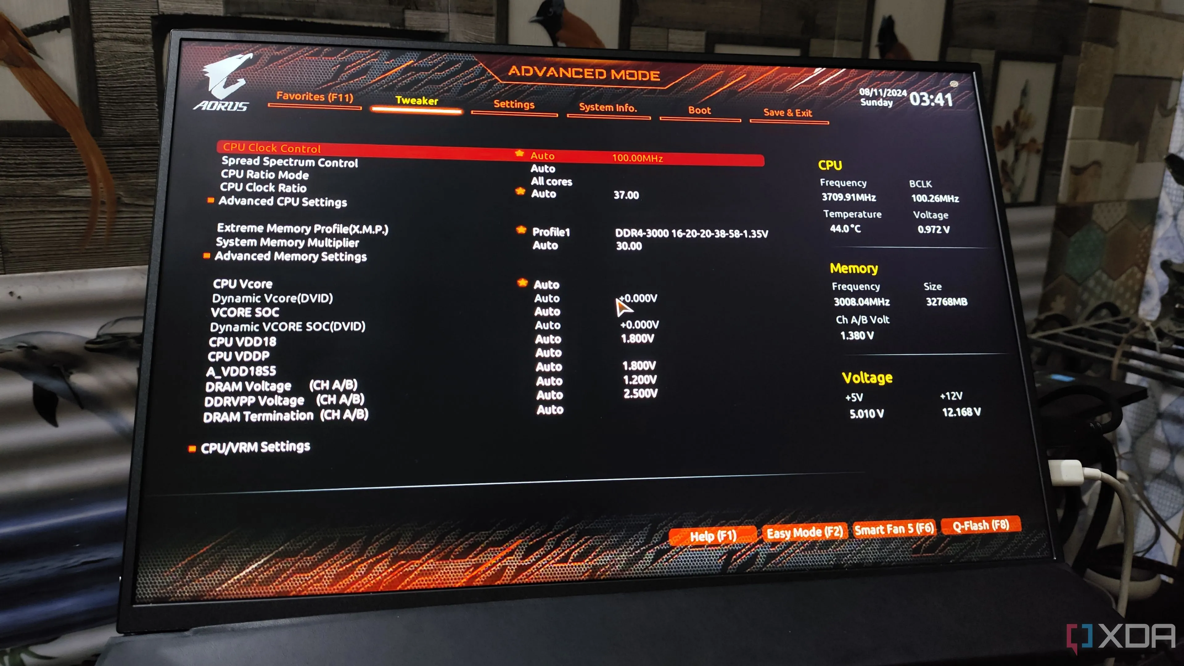 Màn hình cài đặt ép xung CPU và RAM trong BIOS của Gigabyte, cung cấp các tùy chọn để tăng hiệu suất.