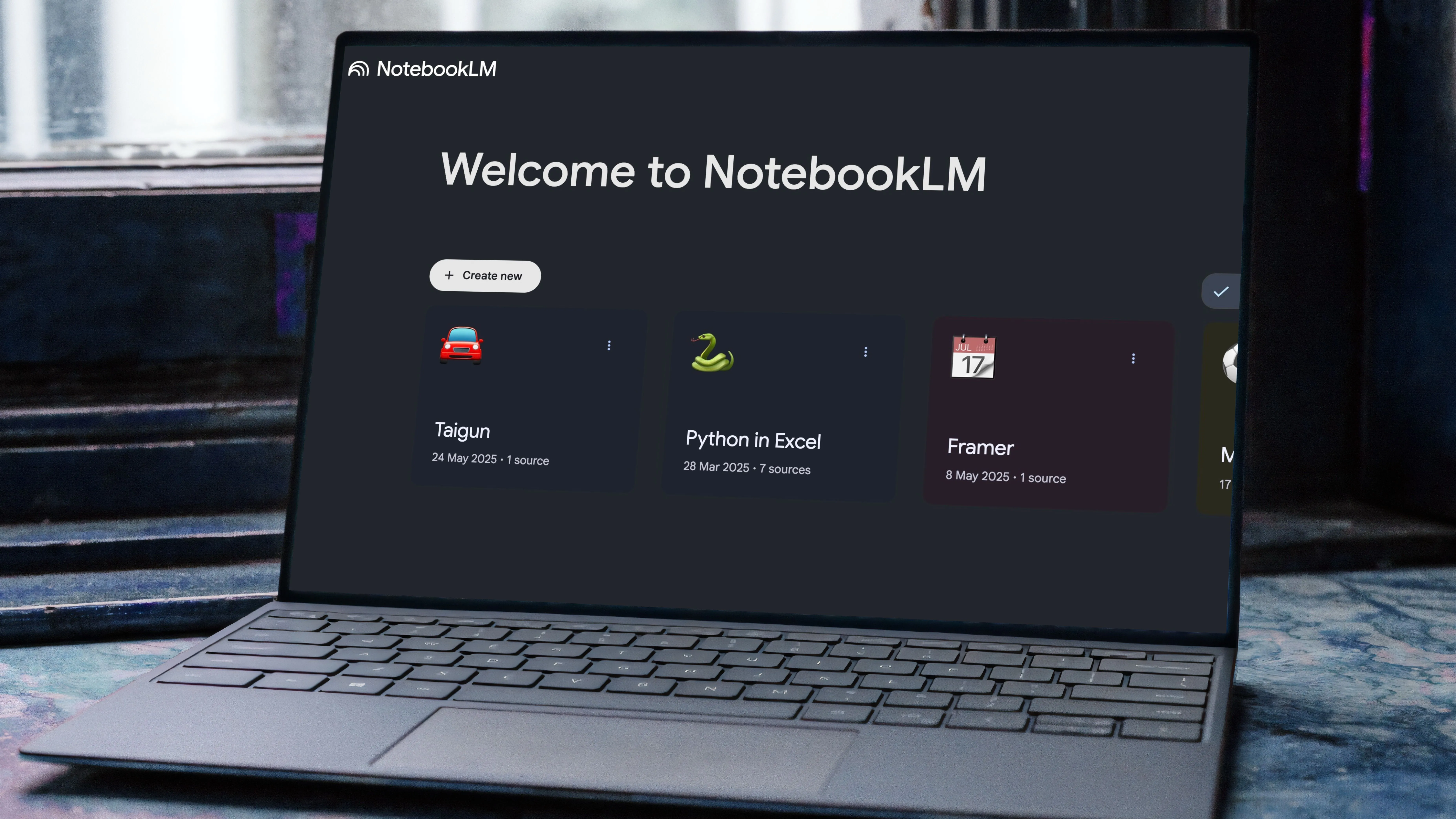 Màn hình chính của Google NotebookLM hiển thị giao diện người dùng thân thiện, gợi ý các cách sử dụng công cụ AI độc đáo