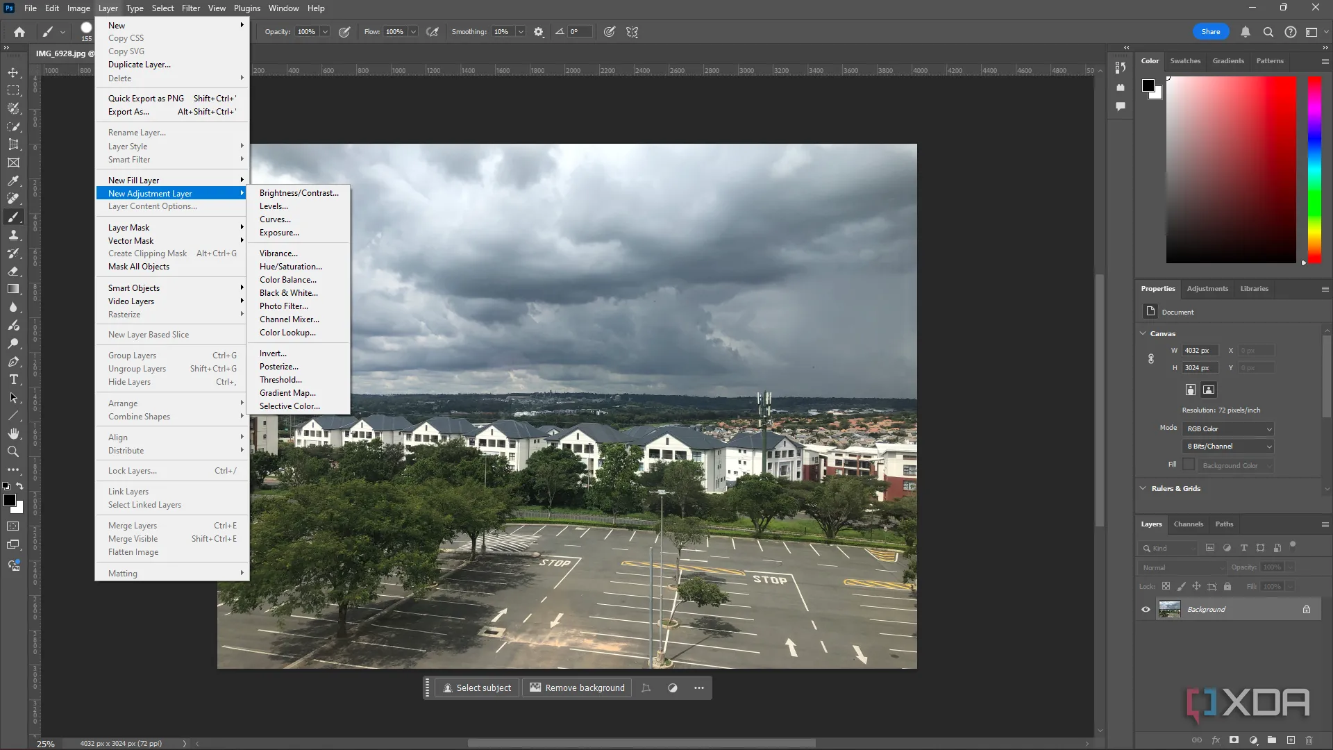 Màn hình chỉnh sửa Photoshop với ảnh thành phố và menu lớp (Layer) đang mở, minh họa sự phức tạp của giao diện.