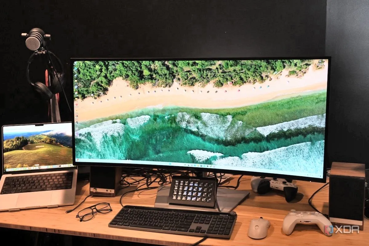 Màn hình Dell UltraSharp và thiết bị ngoại vi hiện đại, gợi nhắc về việc tối ưu chi phí cho home lab trong tổng thể hệ sinh thái công nghệ
