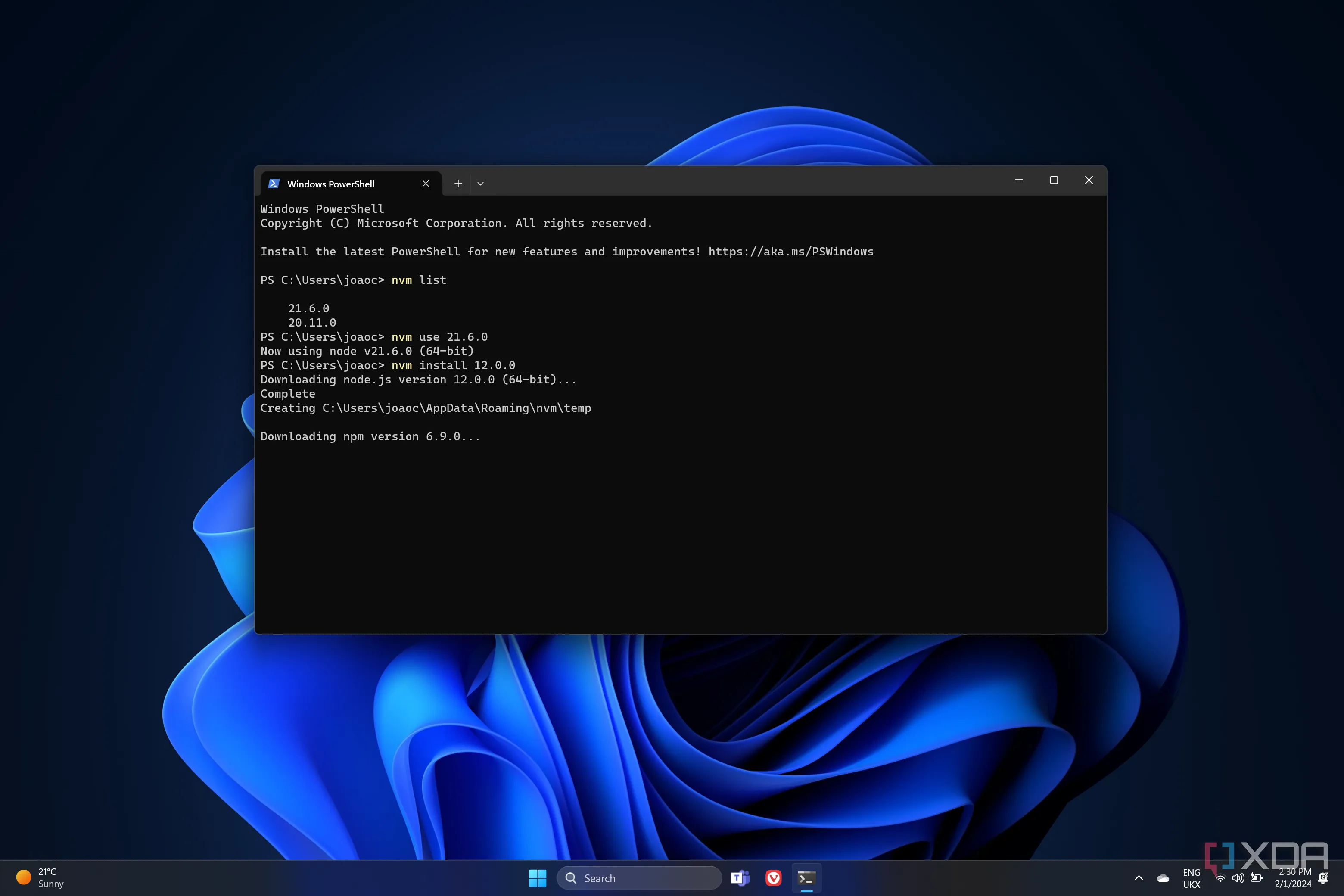 Màn hình desktop Windows 11 hiển thị cửa sổ Terminal với các lệnh NVM