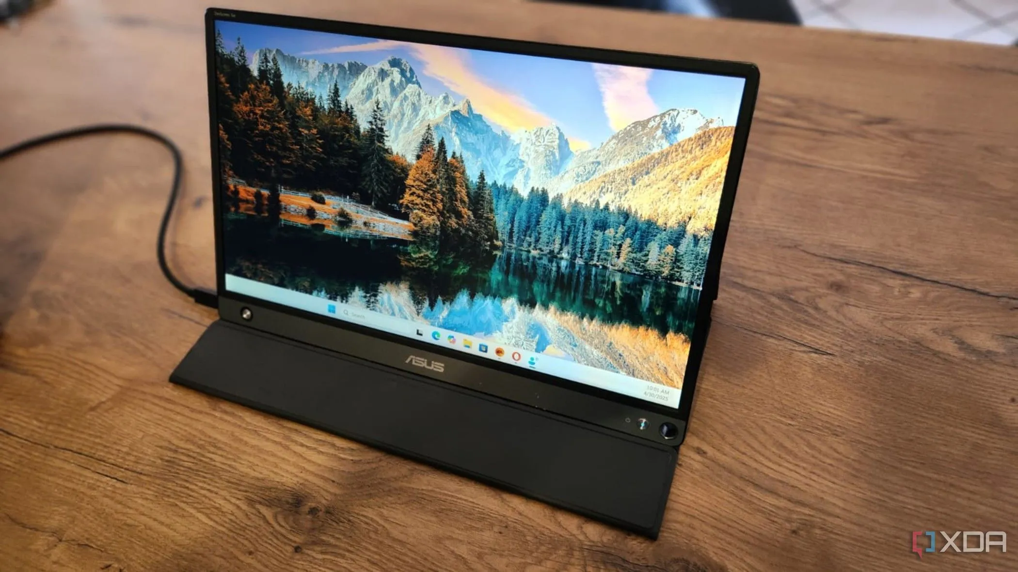 Màn hình di động Asus Zenscreen Go cùng chân đế gập origami, cho thấy thiết kế và cách dựng màn hình.
