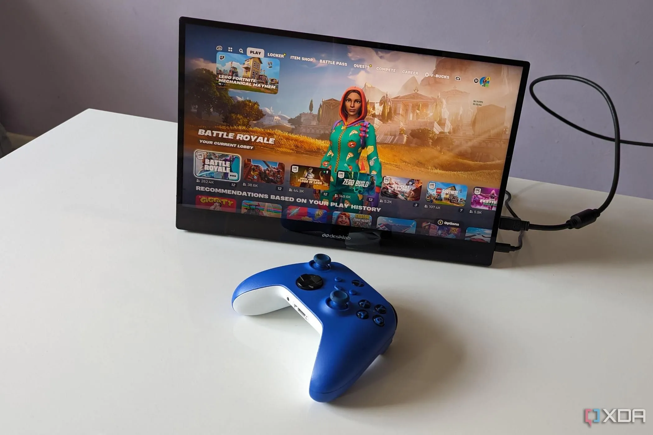 Màn hình di động Desklabs hiển thị Fortnite, cùng tay cầm Xbox, biểu tượng sự tiện lợi khi chơi game di động