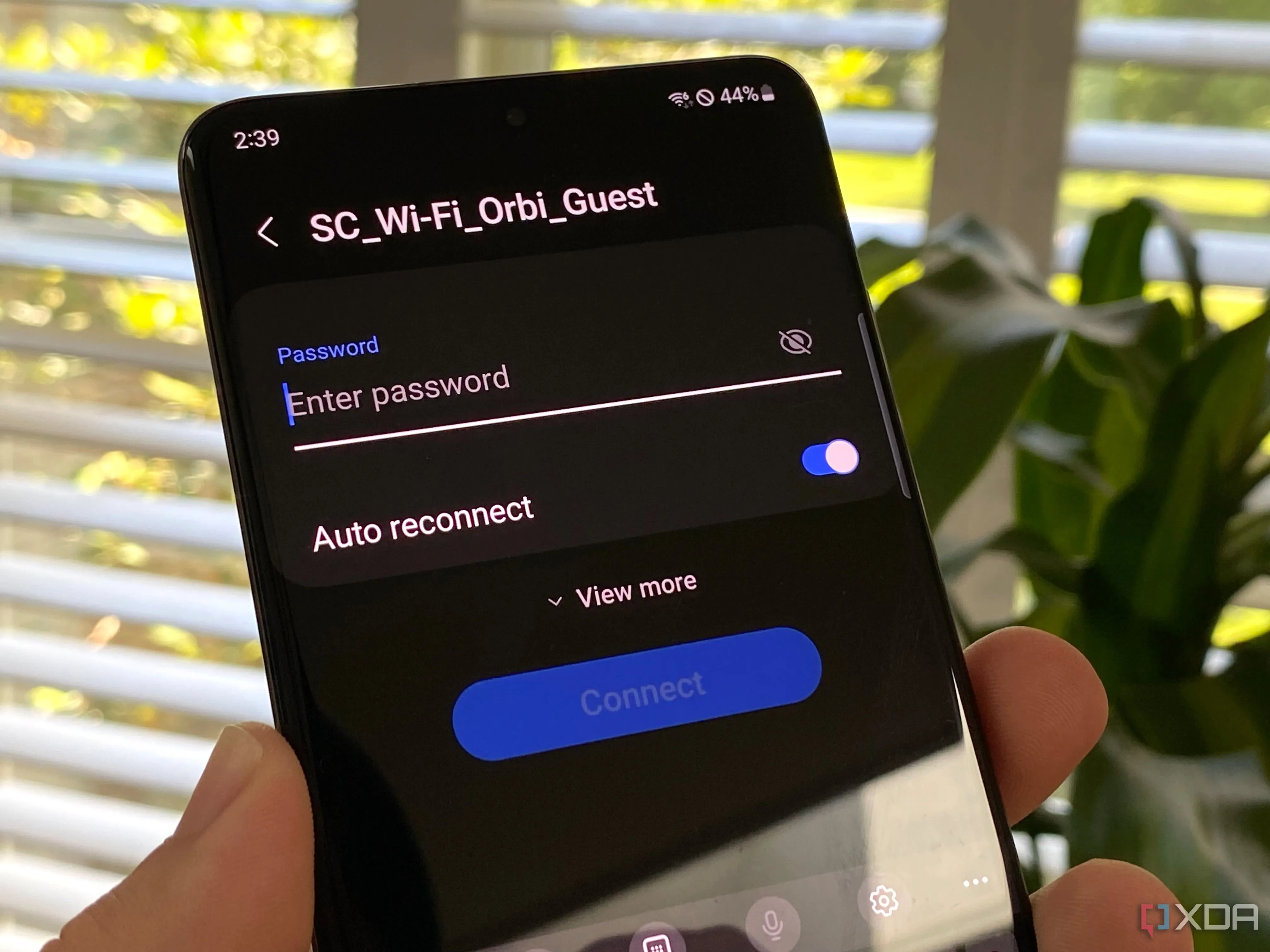 Màn hình điện thoại Galaxy S20 đang nhập mật khẩu Wi-Fi, biểu tượng cho trải nghiệm kết nối nhanh hơn trên mạng chính.