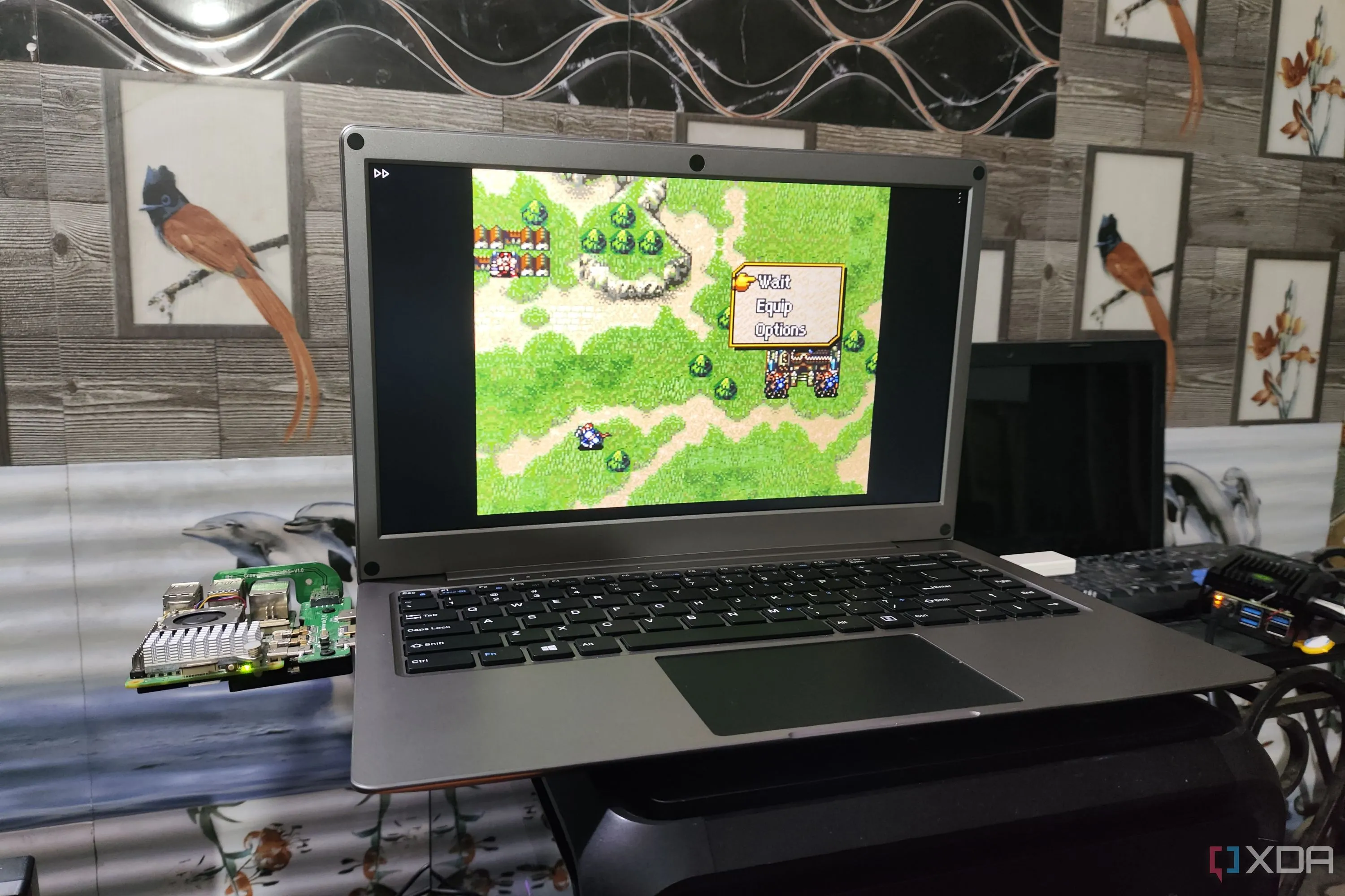 Màn hình game Fire Emblem: Genealogy of the Holy War đang chạy trên Raspberry Pi 5, minh họa bản đồ chiến thuật rộng lớn và các đơn vị quân
