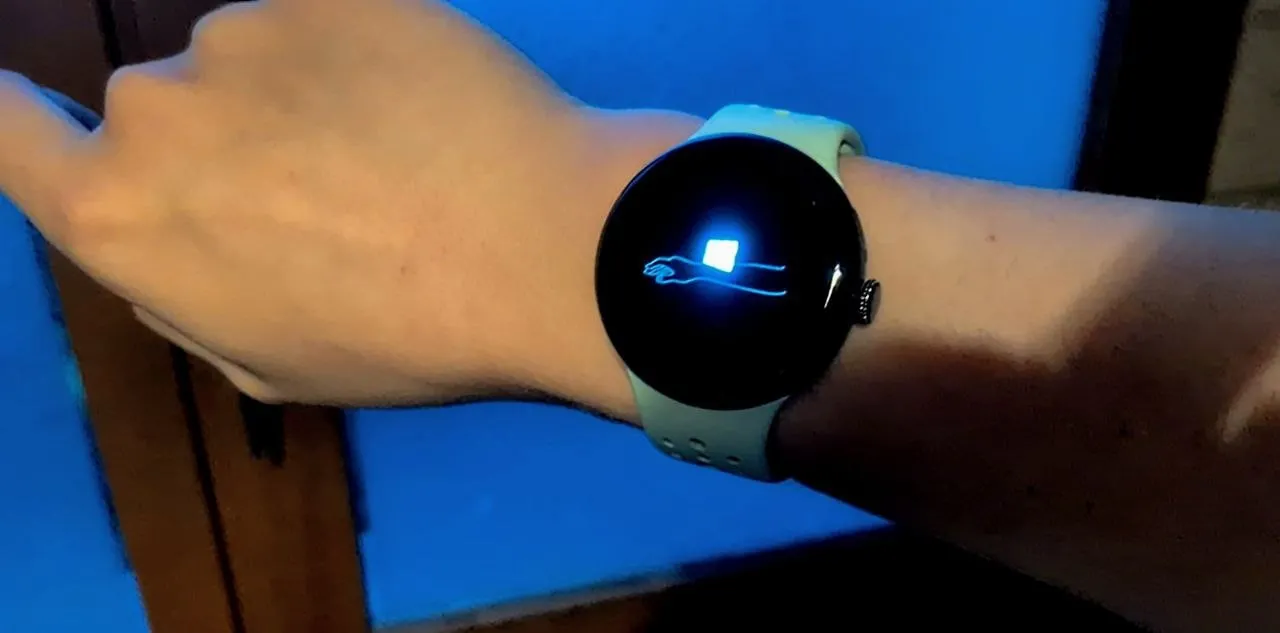 Màn hình Google Pixel Watch 3 hiển thị cửa sổ Command Prompt của Windows PE, minh chứng cho việc cài Windows thành công