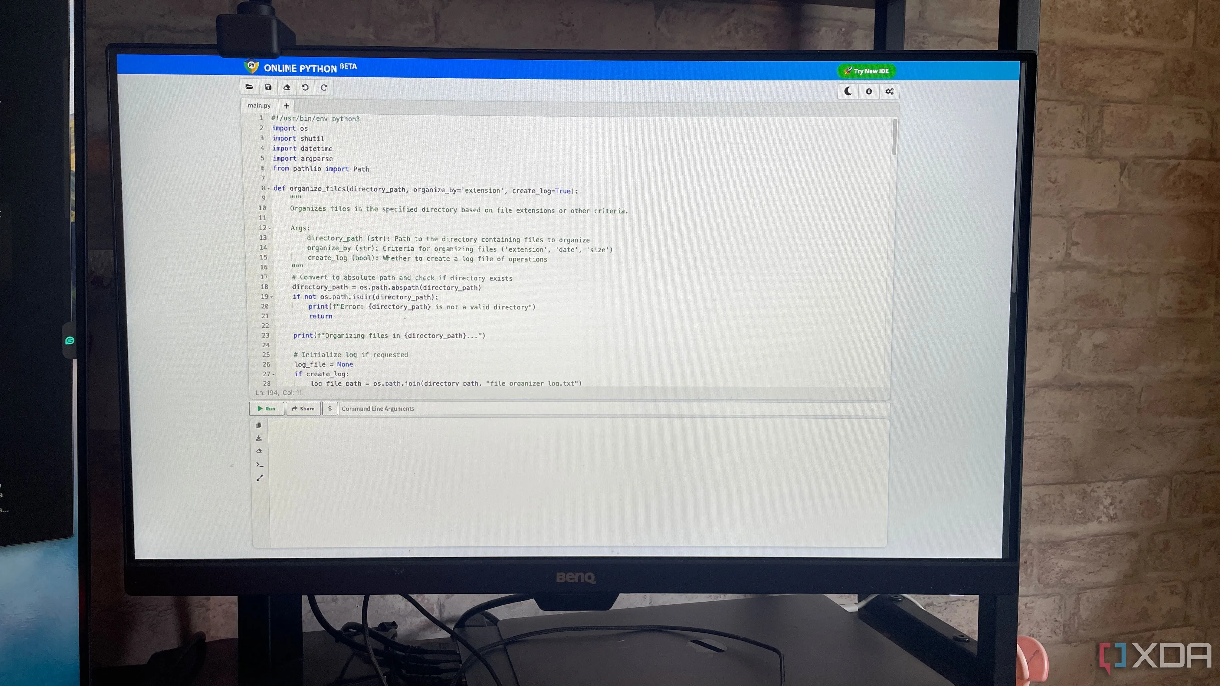 Màn hình hiển thị mã lệnh Python, tượng trưng cho kỹ năng lập trình và scripting mà người dùng có thể phát triển khi tìm hiểu sâu về quản lý dotfiles.