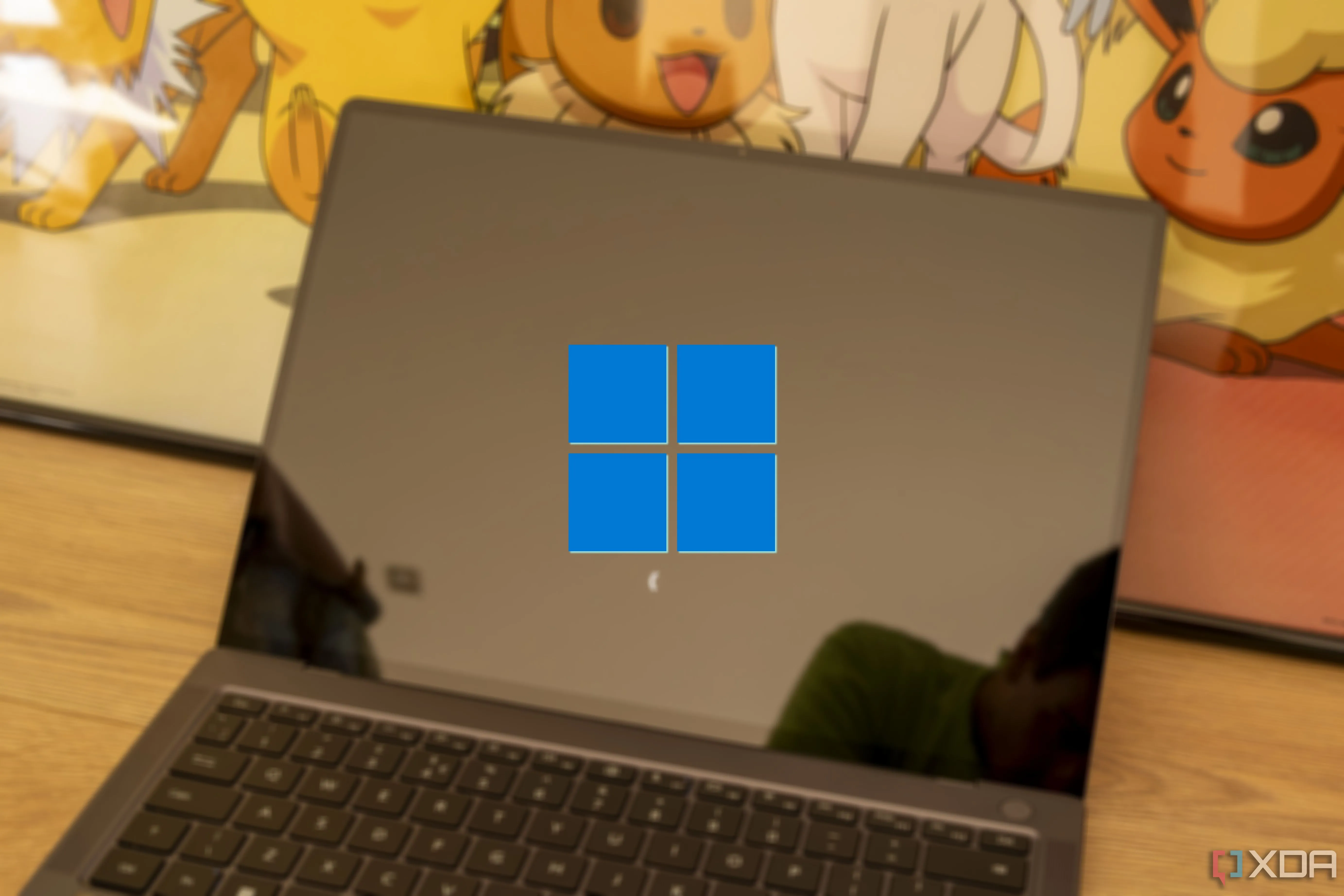 Màn hình khởi động của laptop Windows với logo Windows, biểu tượng cho quá trình khôi phục hệ thống