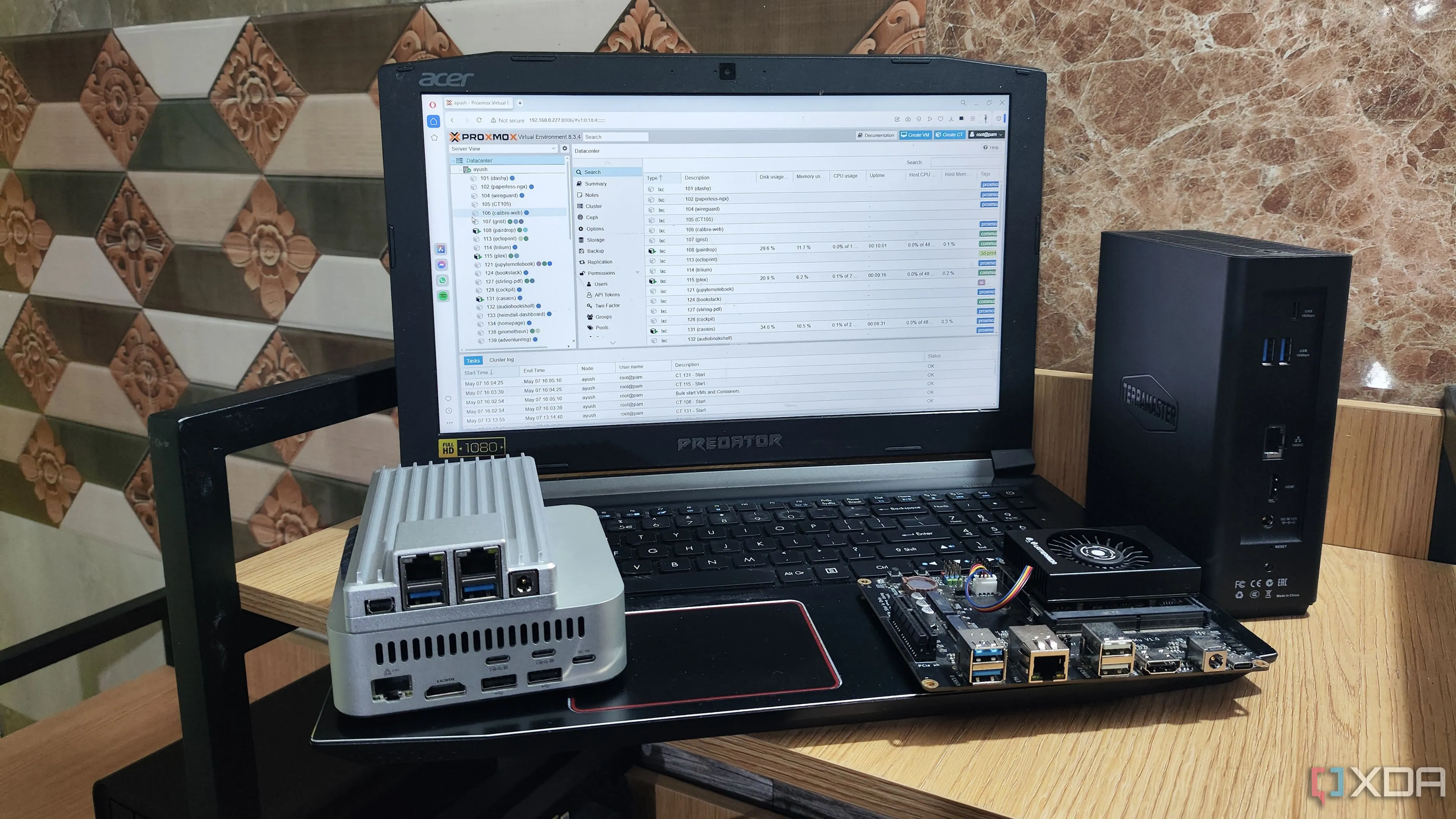 Màn hình laptop hiển thị giao diện quản lý web của Proxmox VE, minh họa việc vận hành và giám sát hệ thống home lab với tính sẵn sàng cao.