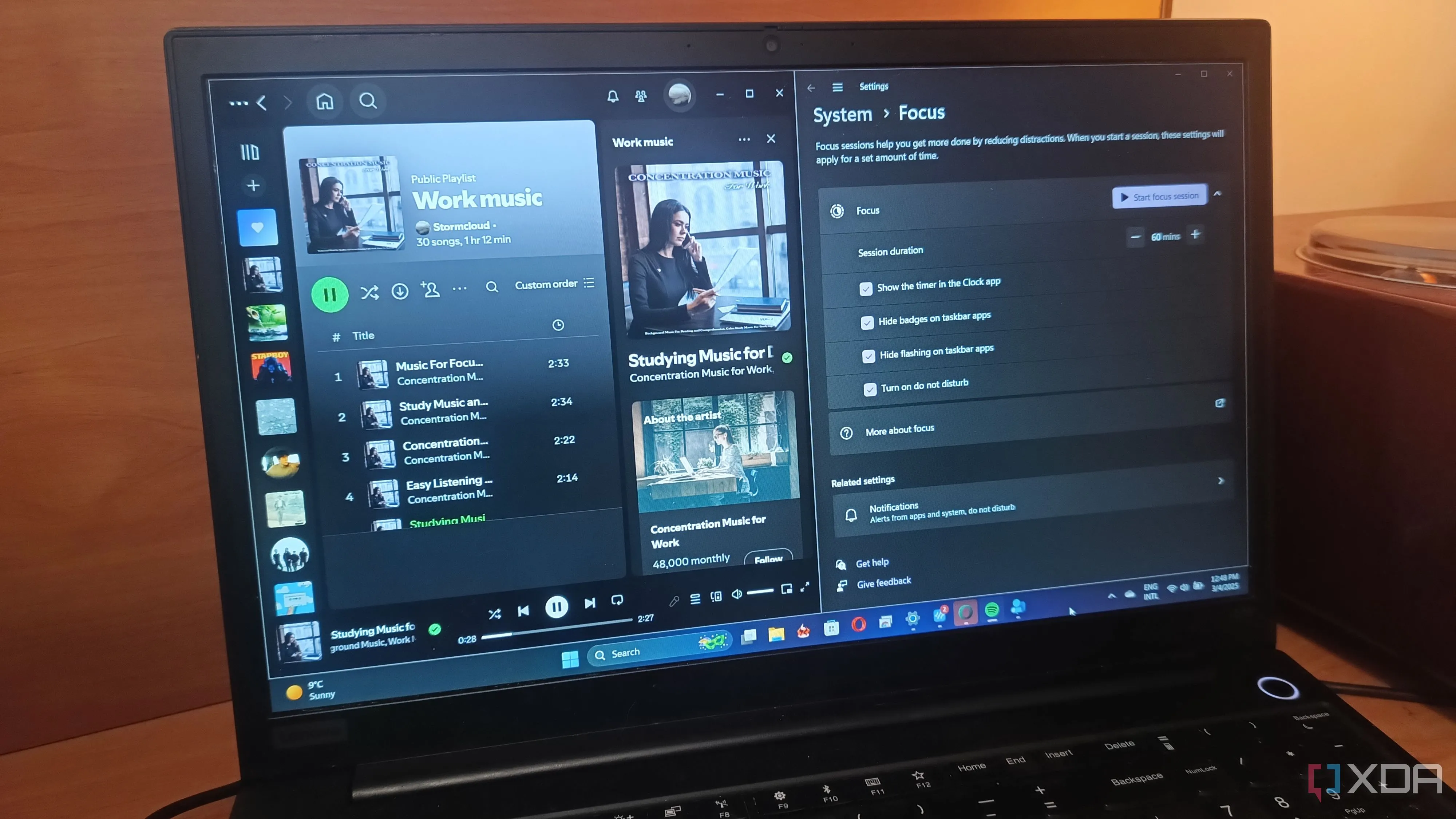 Màn hình laptop hiển thị giao diện Spotify và tính năng Focus của Windows 11 hoạt động song song, giúp người dùng tập trung làm việc hiệu quả hơn.