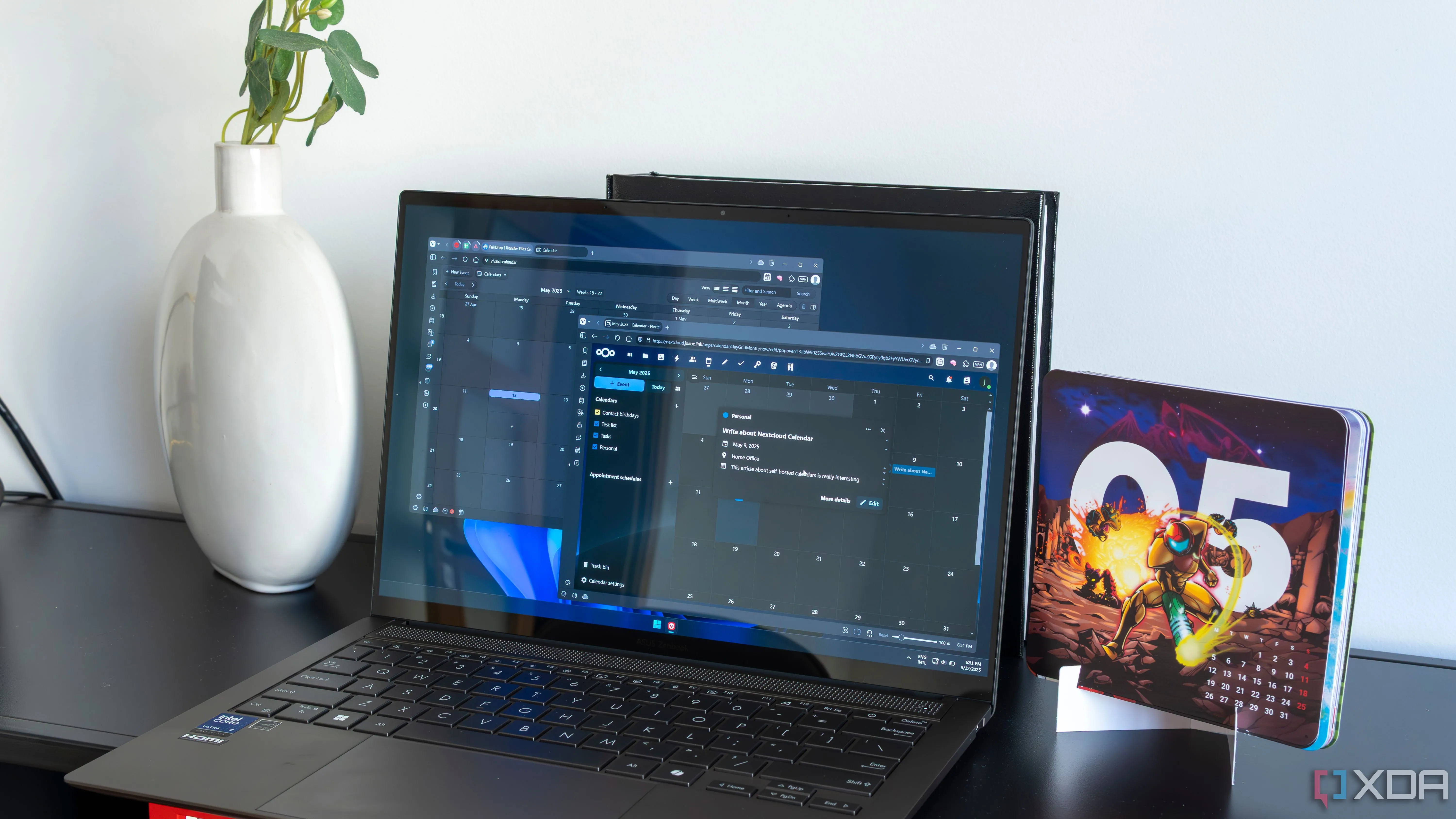 Màn hình laptop hiển thị lịch Nextcloud và lịch Vivaldi, minh họa các dịch vụ tự host