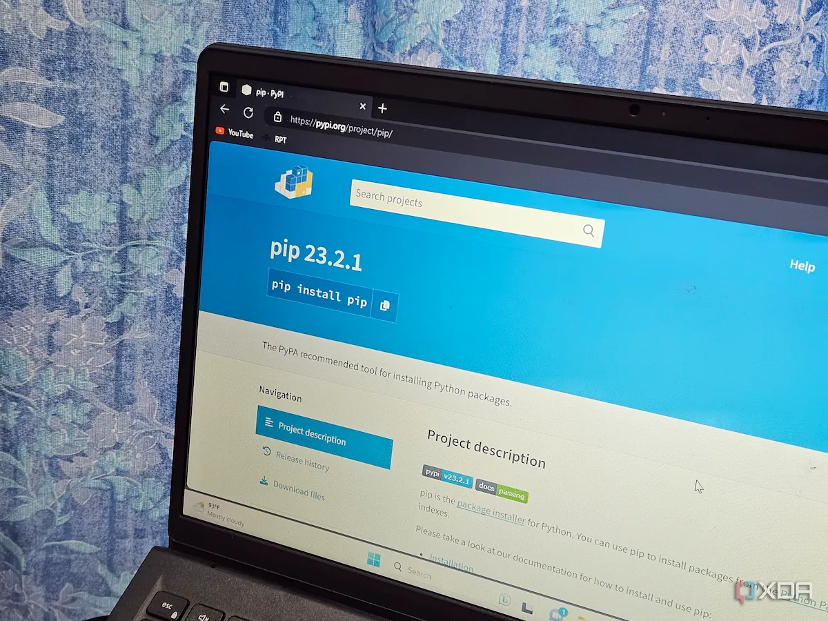 Màn hình laptop hiển thị trang web Python Package Index, liên quan đến khả năng scripting Python trong GIMP