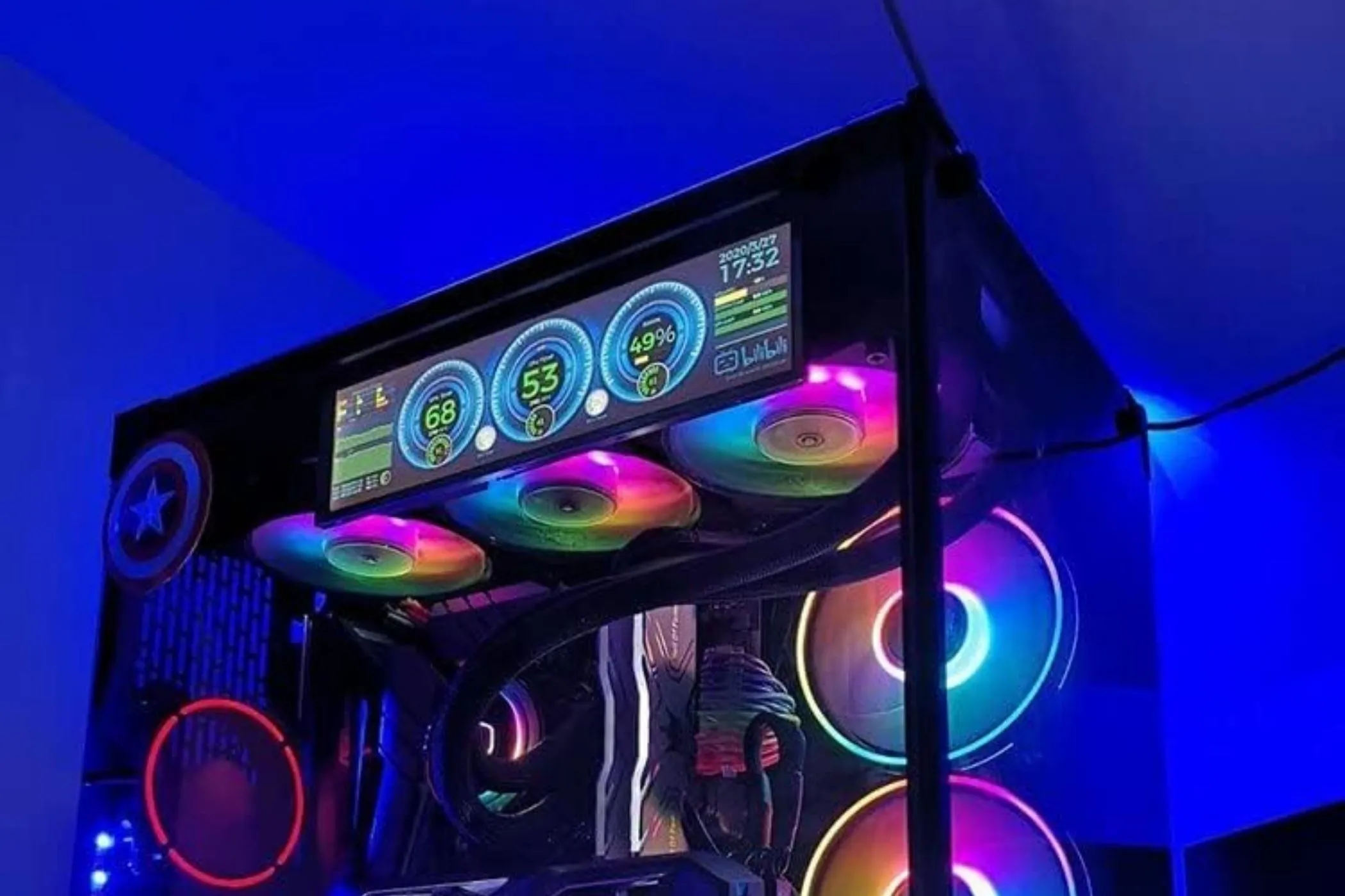 Màn hình LCD IPS nhỏ hiển thị thông số hệ thống được lắp đặt bên trong vỏ case PC