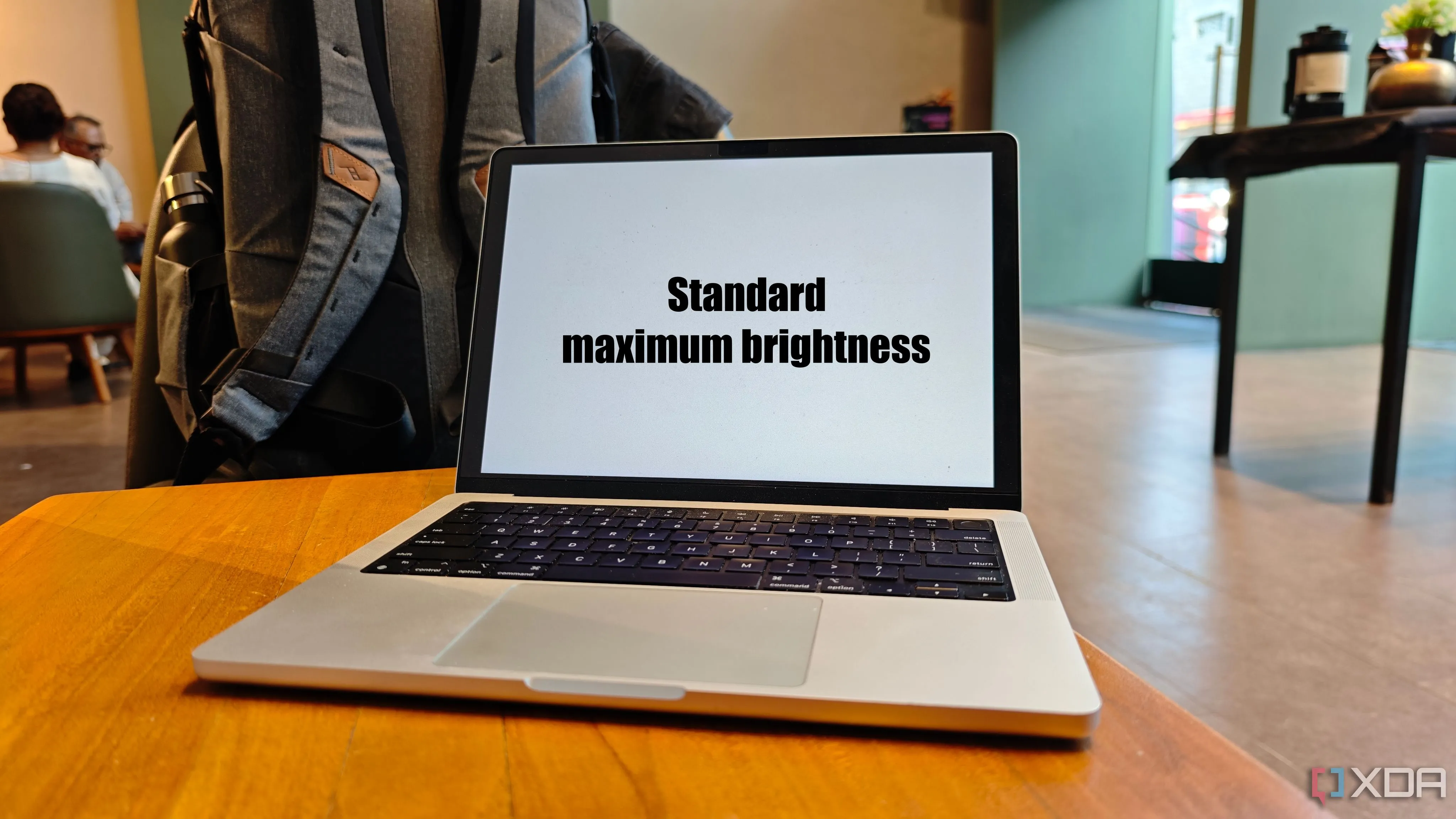 Màn hình MacBook Pro hiển thị ở độ sáng cao thông thường trước khi kích hoạt Brightintosh