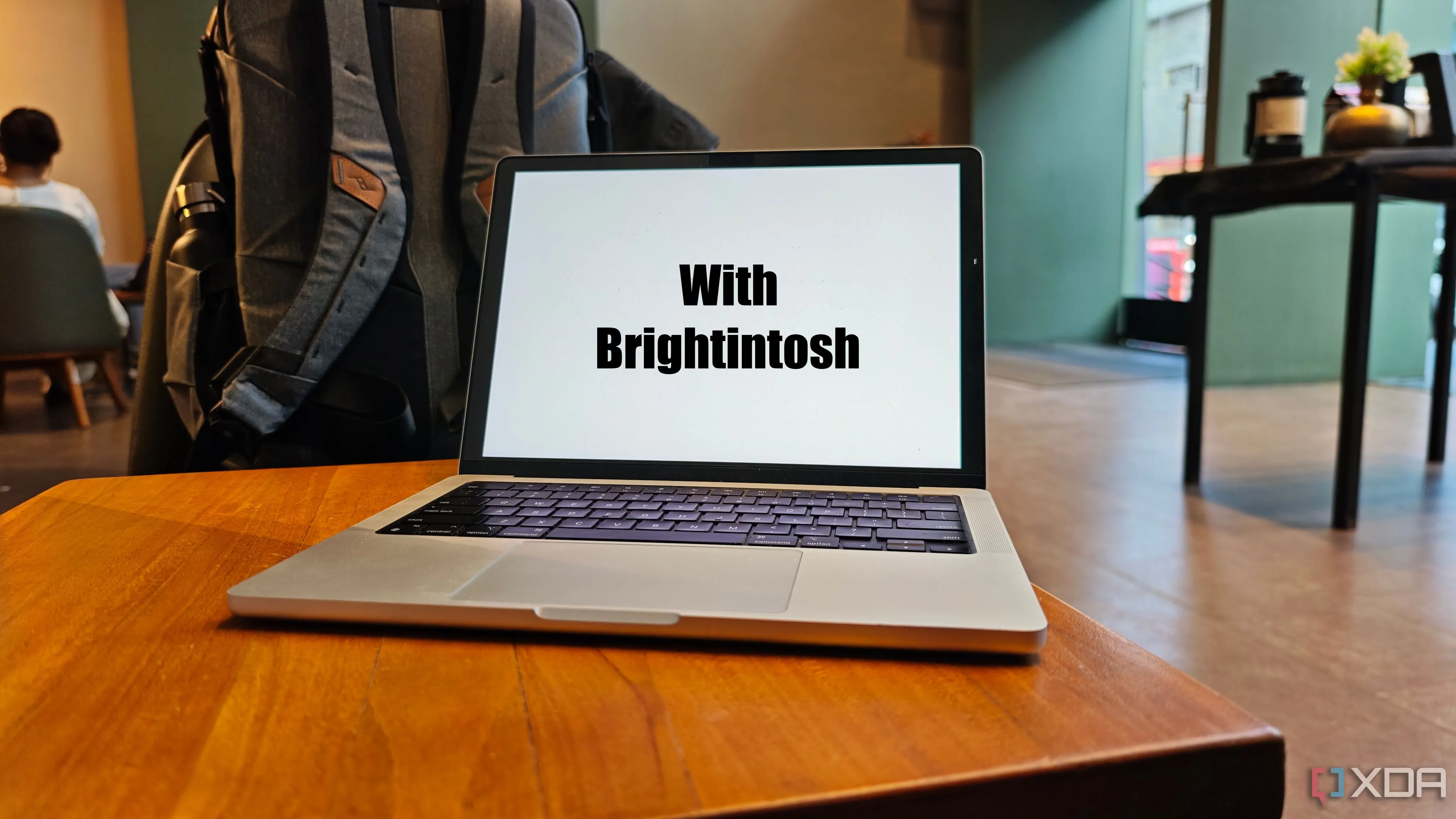 Màn hình MacBook Pro hiển thị với độ sáng tăng cường sau khi sử dụng ứng dụng Brightintosh