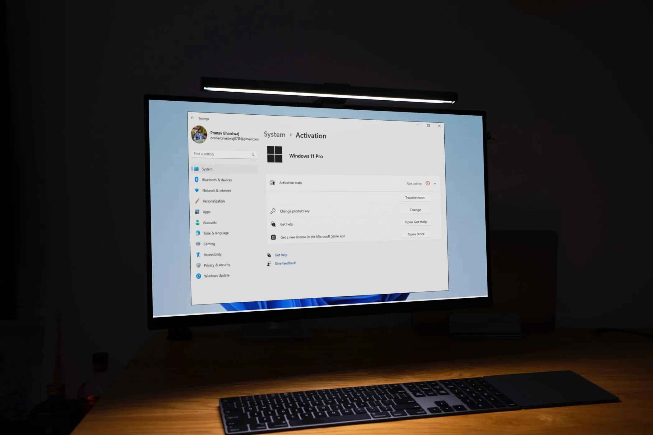 Màn hình máy tính để bàn hiển thị giao diện Windows 11 Pro, nơi ứng dụng Microsoft Defender được cài đặt.