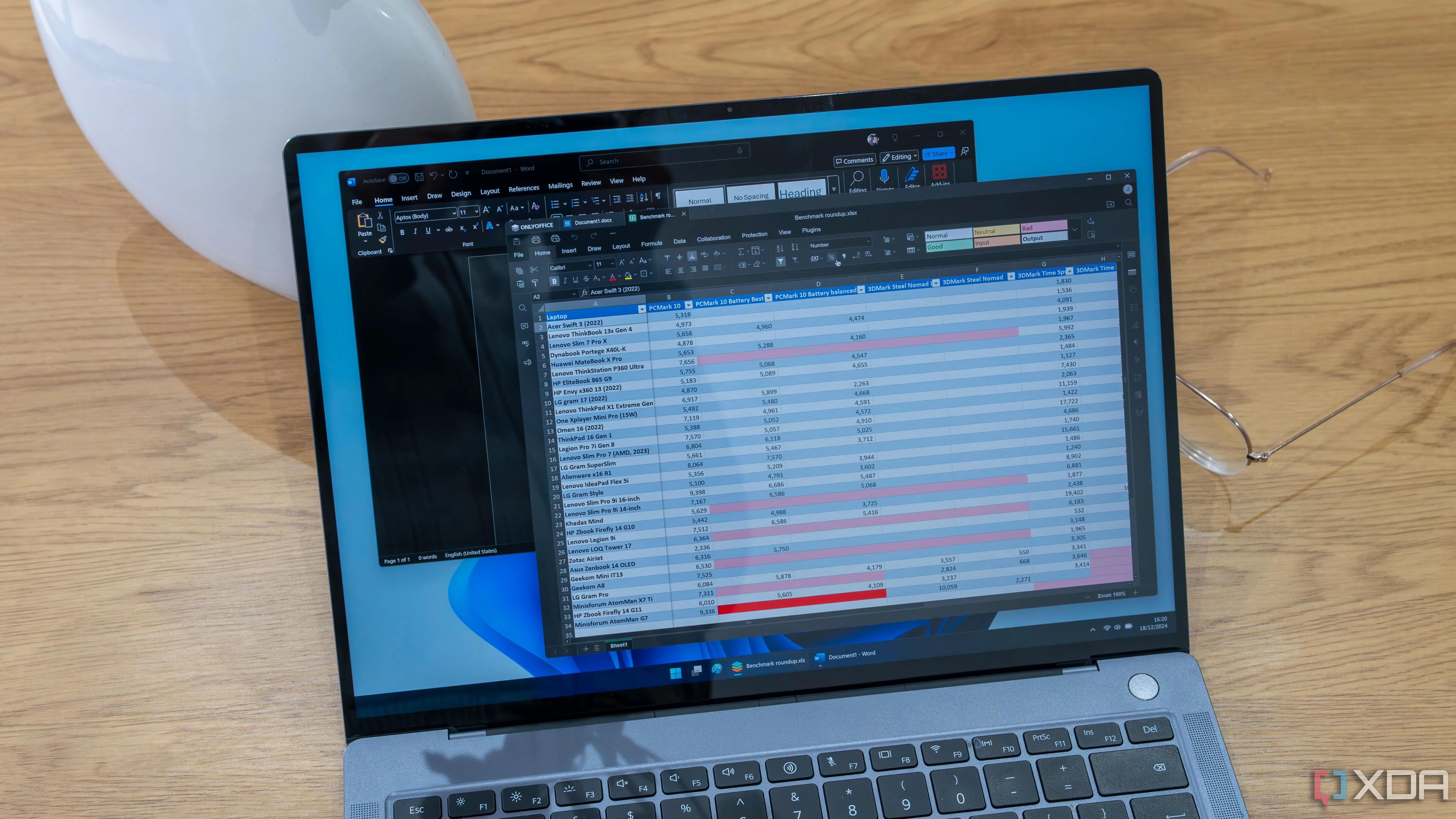 Màn hình máy tính Windows 11 hiển thị OnlyOffice và Microsoft Word, so sánh giao diện