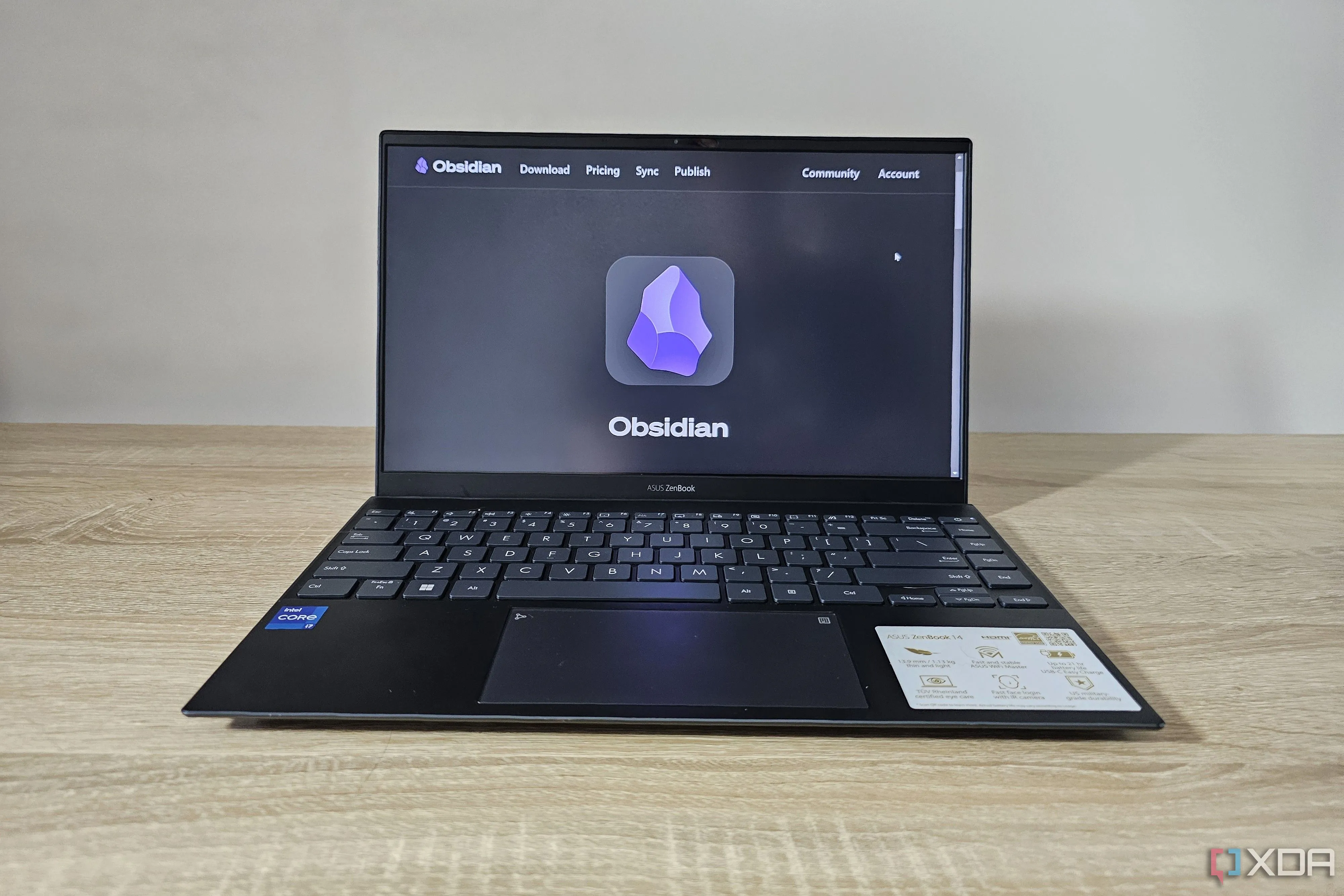 Màn hình máy tính xách tay hiển thị giao diện trang web Obsidian, làm nổi bật sự trực quan và thân thiện với người dùng của công cụ quản lý kiến thức này.