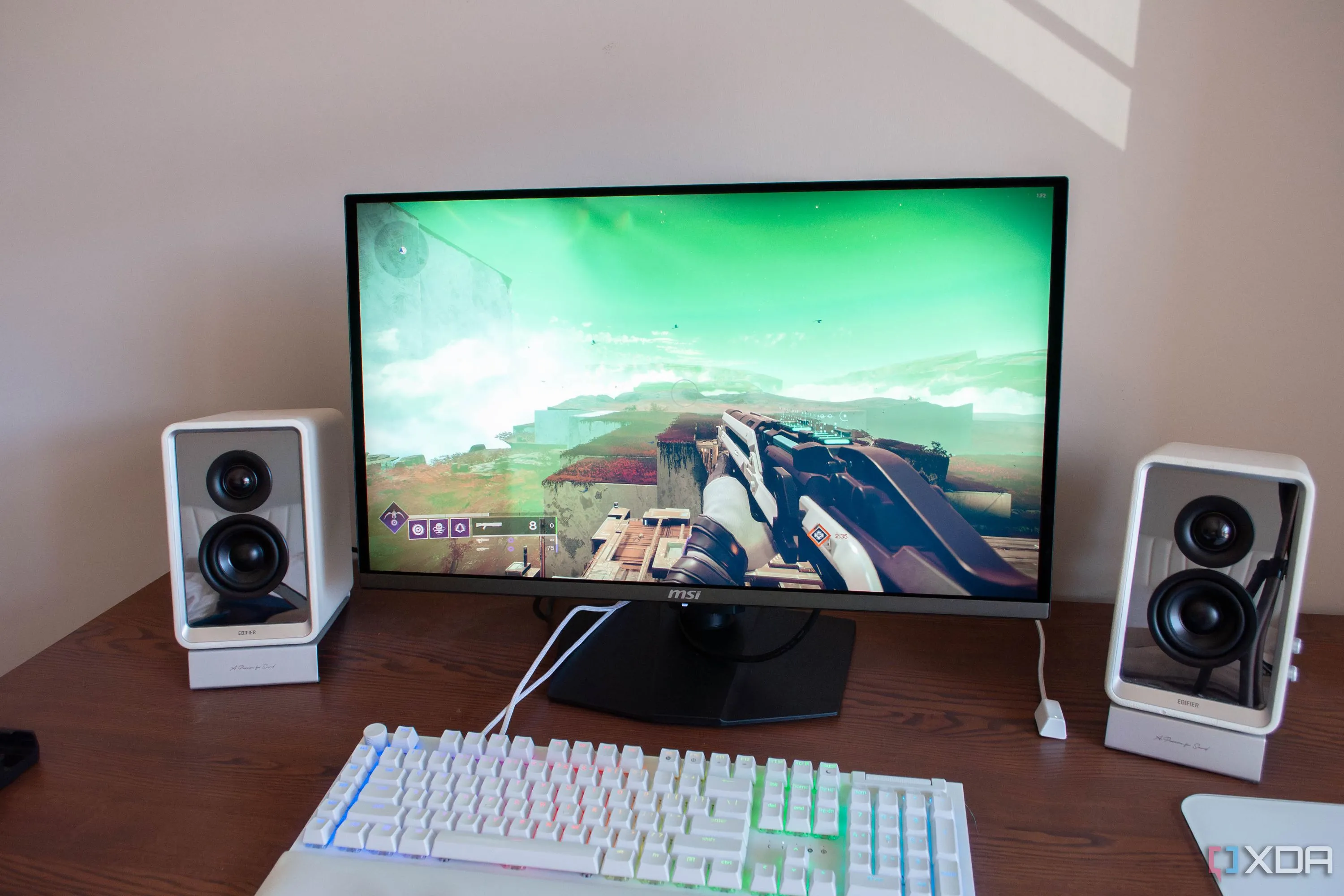 Màn hình MSI 272URX QD-OLED 4K đặt trên bàn làm việc, thể hiện khả năng kết nối với PC gaming