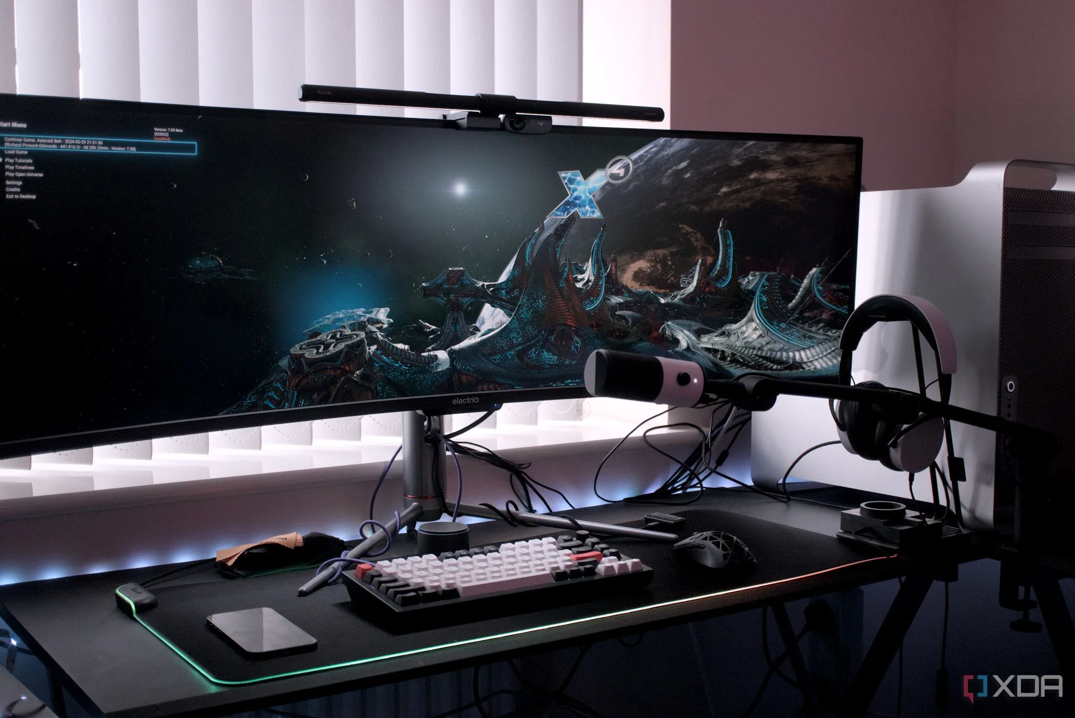 Màn hình Project G5 hiển thị tựa game X4: Foundations trên máy tính để bàn, minh họa hiệu quả của màn hình ultrawide trong game.