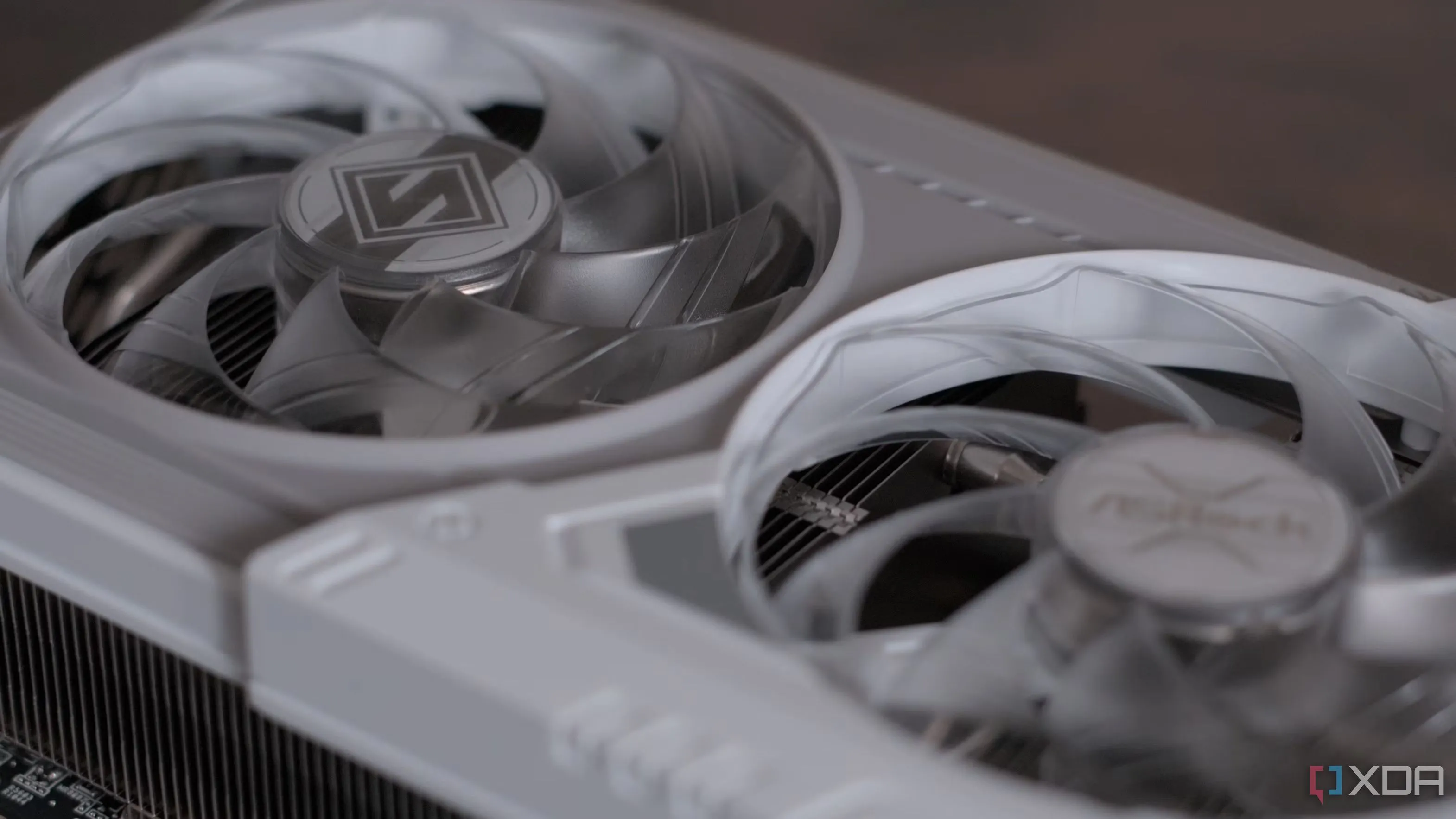 Mặt sau của ASRock Radeon RX 9070 XT Steel Legend, minh họa thiết kế mạnh mẽ của GPU AMD