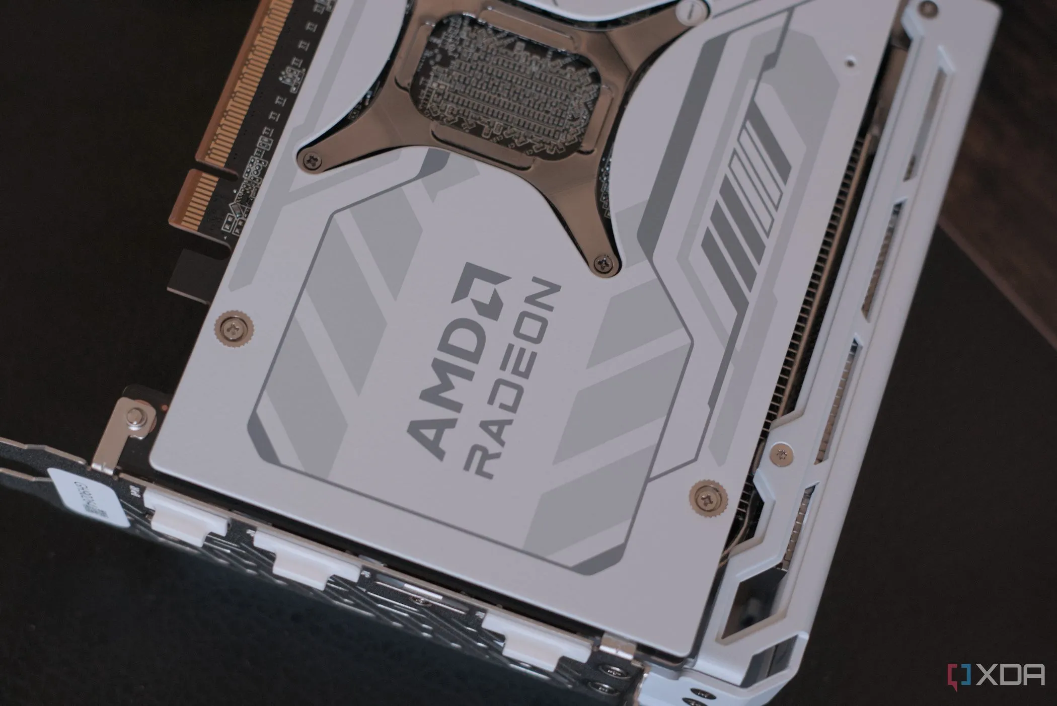 Mặt sau của card đồ họa ASRock Radeon RX 9070 XT Steel Legend, sản phẩm của AMD