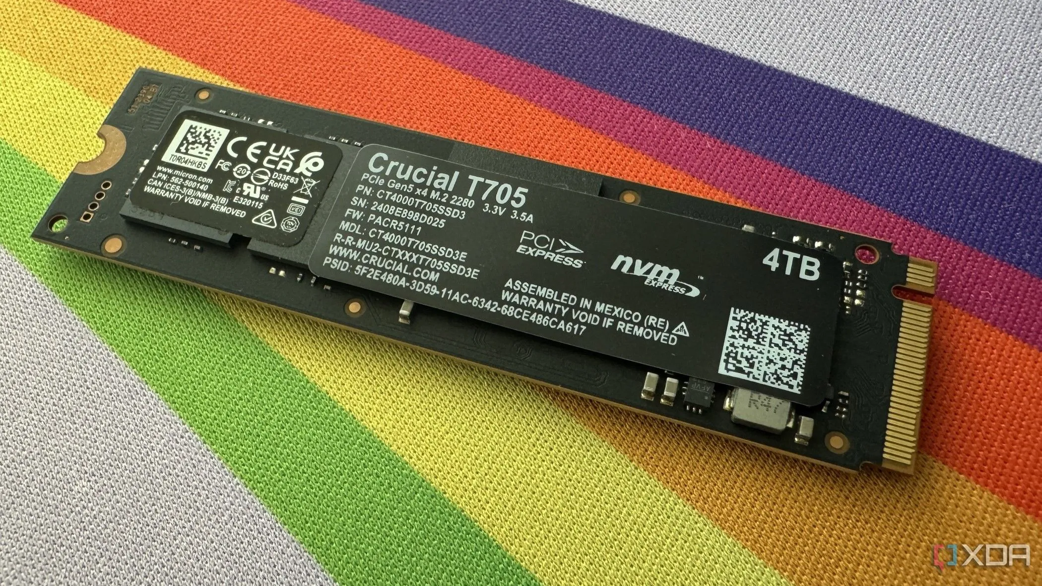 Mặt sau của ổ cứng SSD Crucial T705, minh chứng cho sự phát triển và giá thành hợp lý của SSD hiện nay.