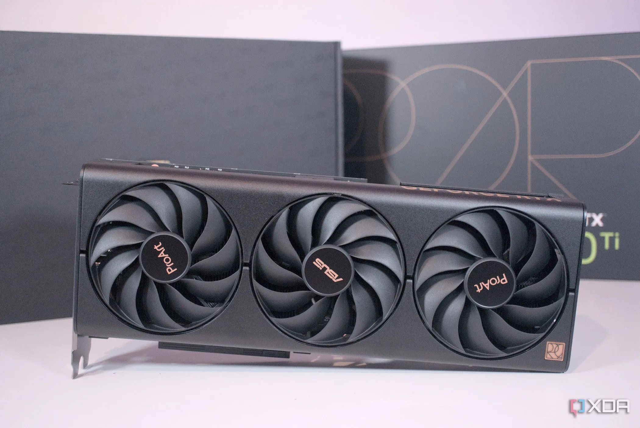 Mặt trước của card đồ họa Asus ProArt GeForce RTX 4060 Ti cùng bao bì, thể hiện thiết kế của GPU.